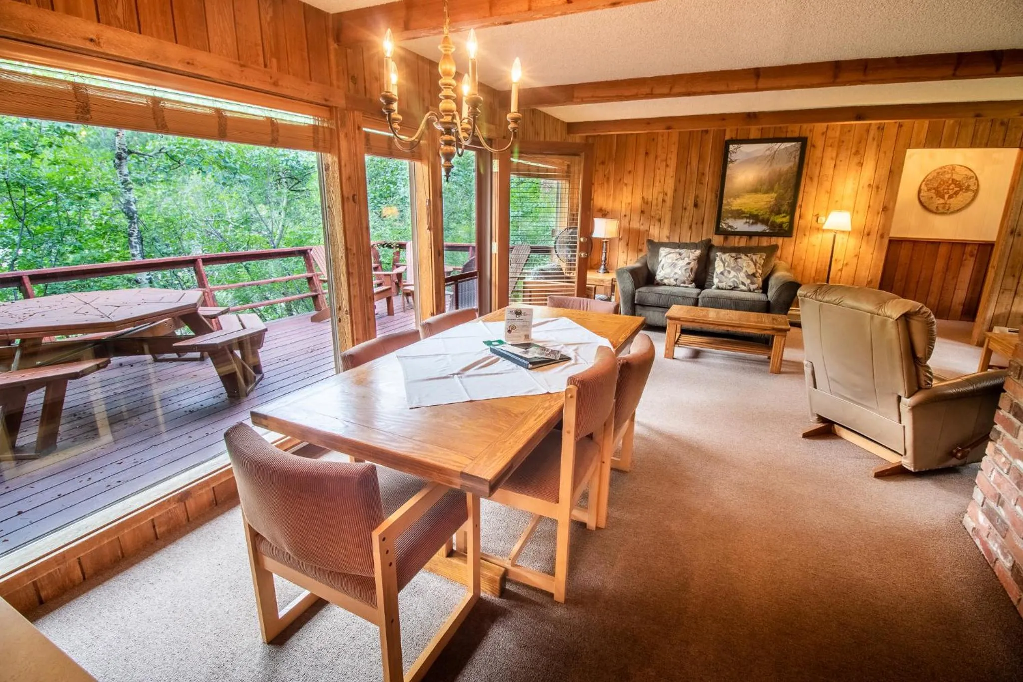 Living room in Castle Mountain Lodge