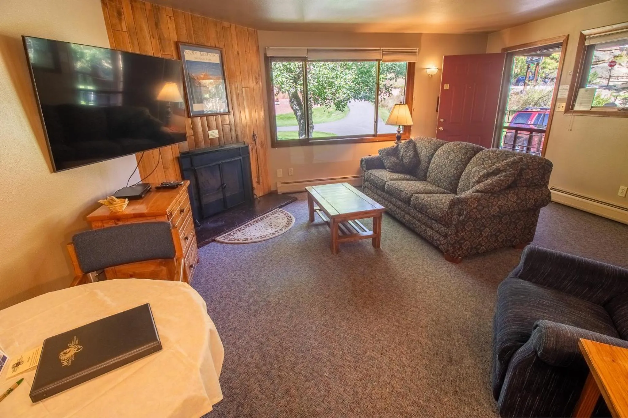 TV and multimedia in Castle Mountain Lodge