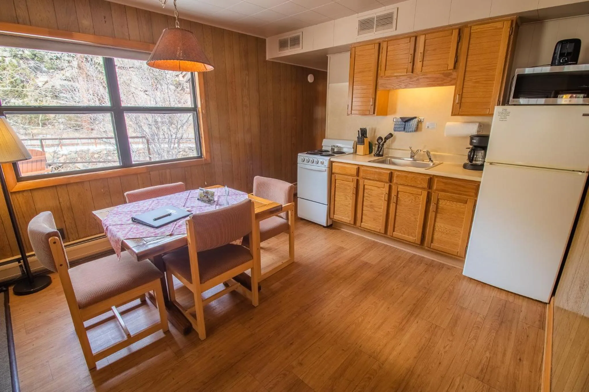Kitchen or kitchenette in Castle Mountain Lodge