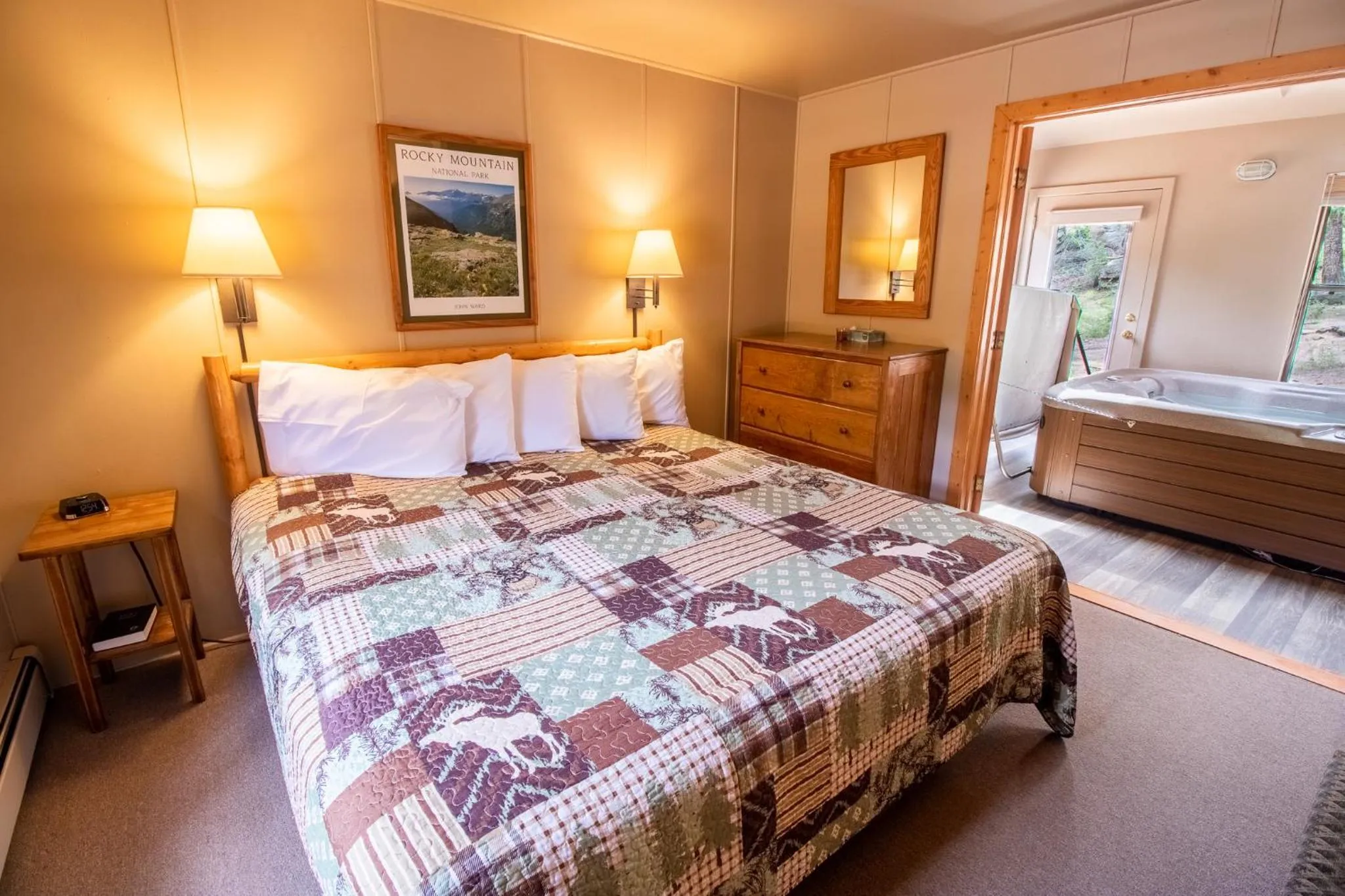 Bedroom, Bed in Castle Mountain Lodge