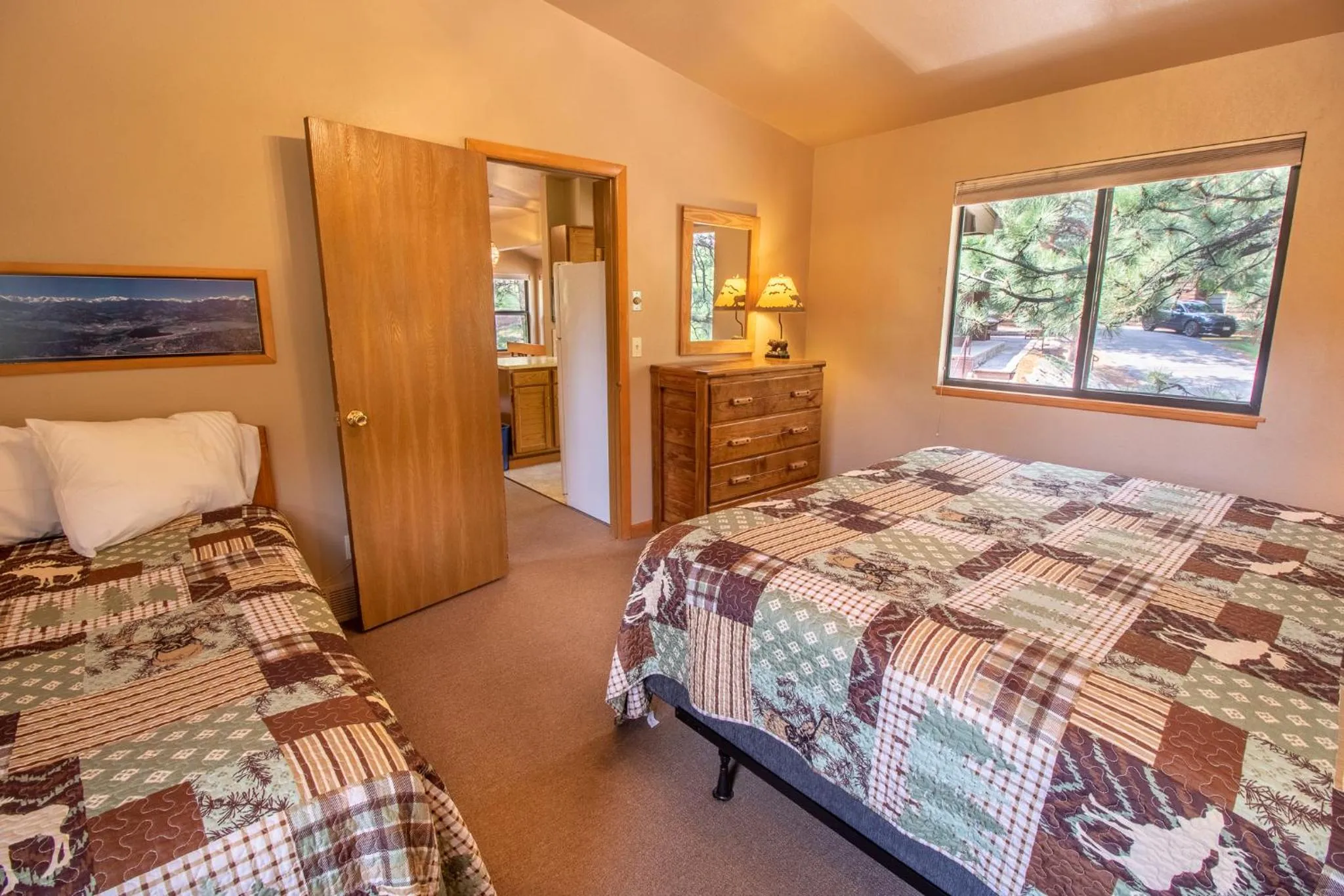 Bedroom, Bed in Castle Mountain Lodge