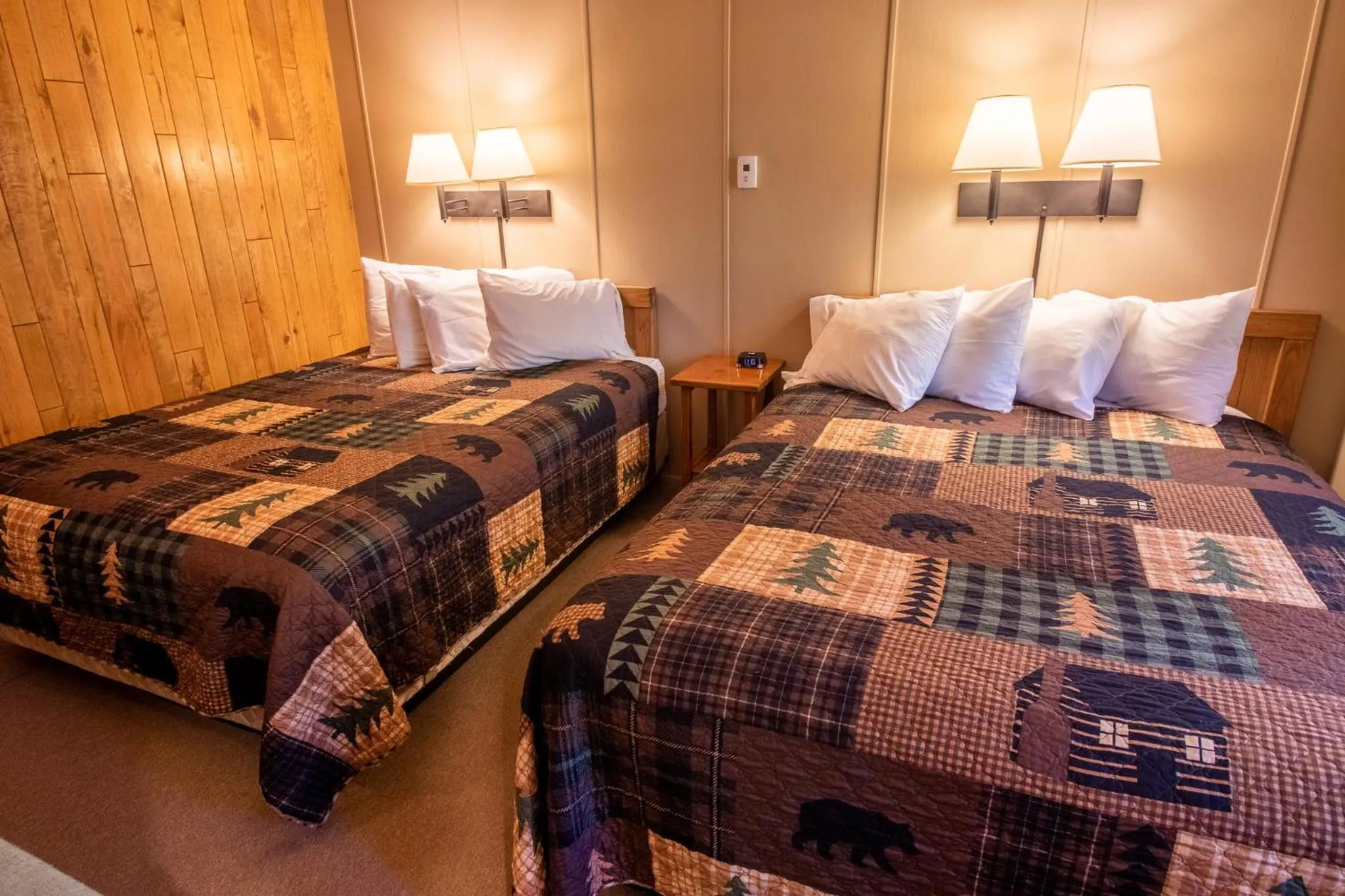 Bedroom, Bed in Castle Mountain Lodge