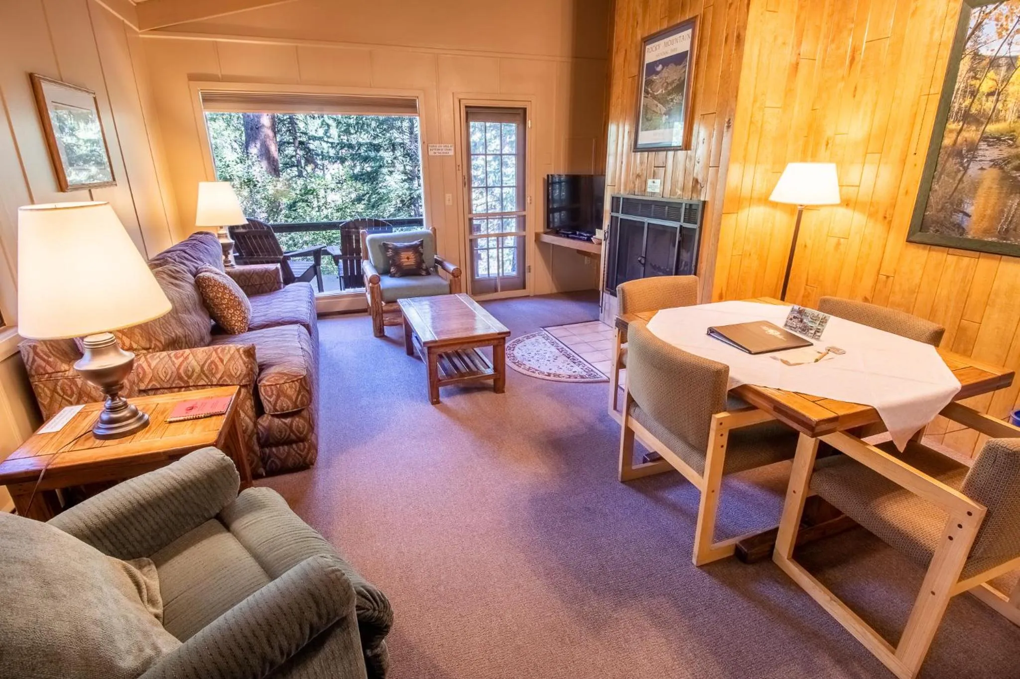Living room in Castle Mountain Lodge