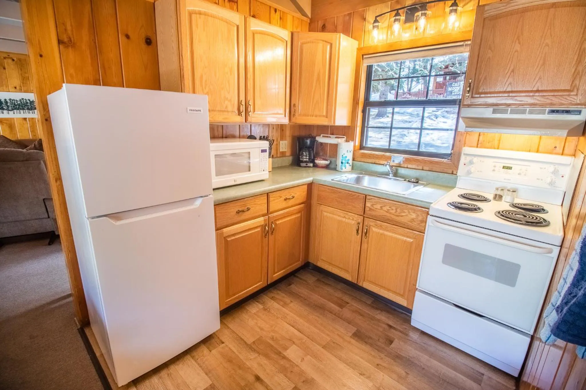 Kitchen or kitchenette in Castle Mountain Lodge