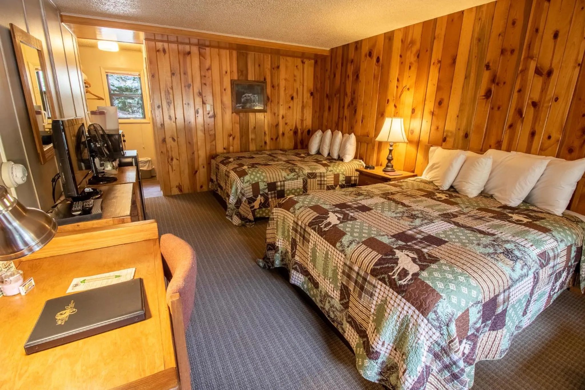 Bedroom, Bed in Castle Mountain Lodge