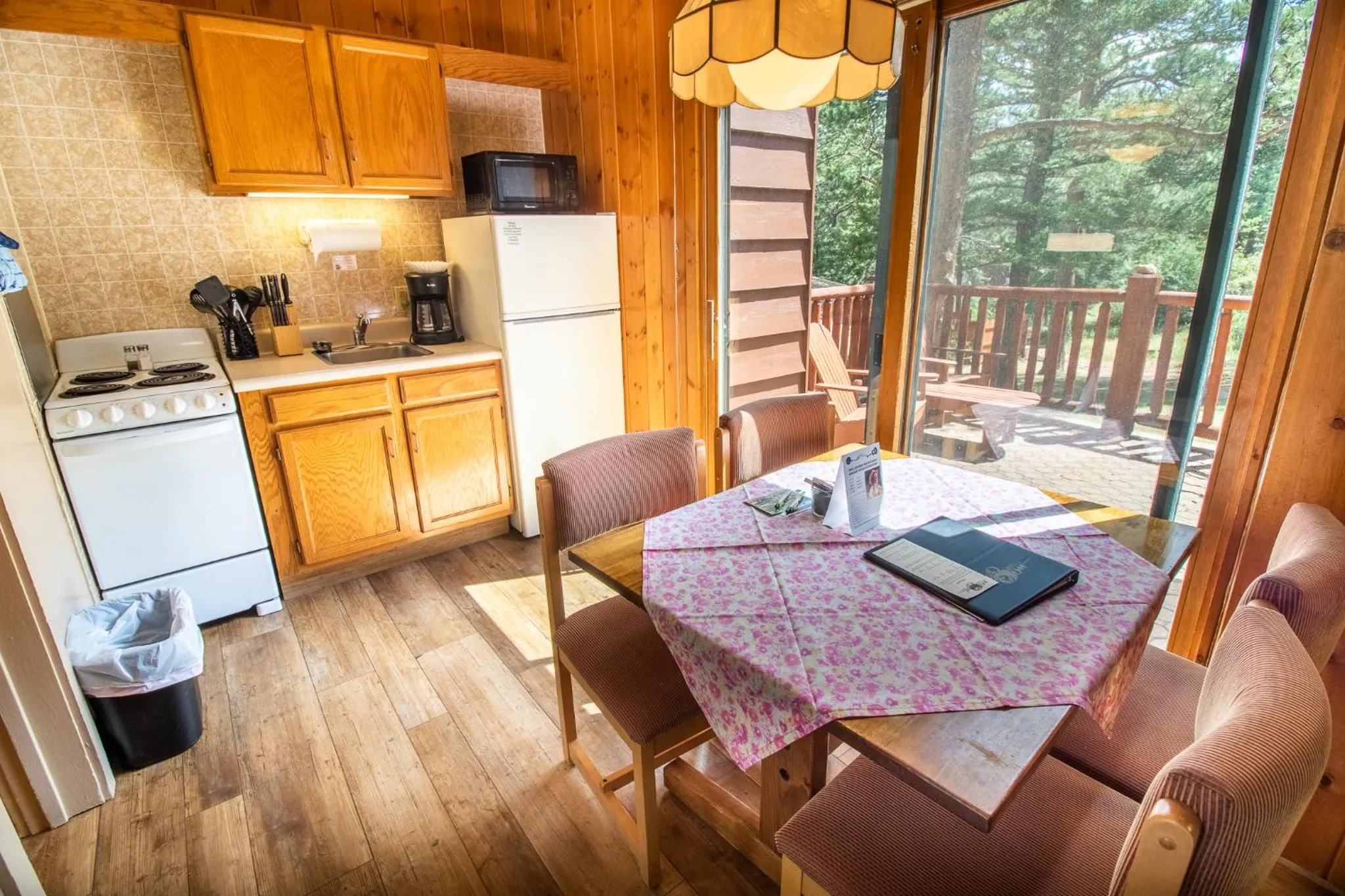 Kitchen or kitchenette in Castle Mountain Lodge