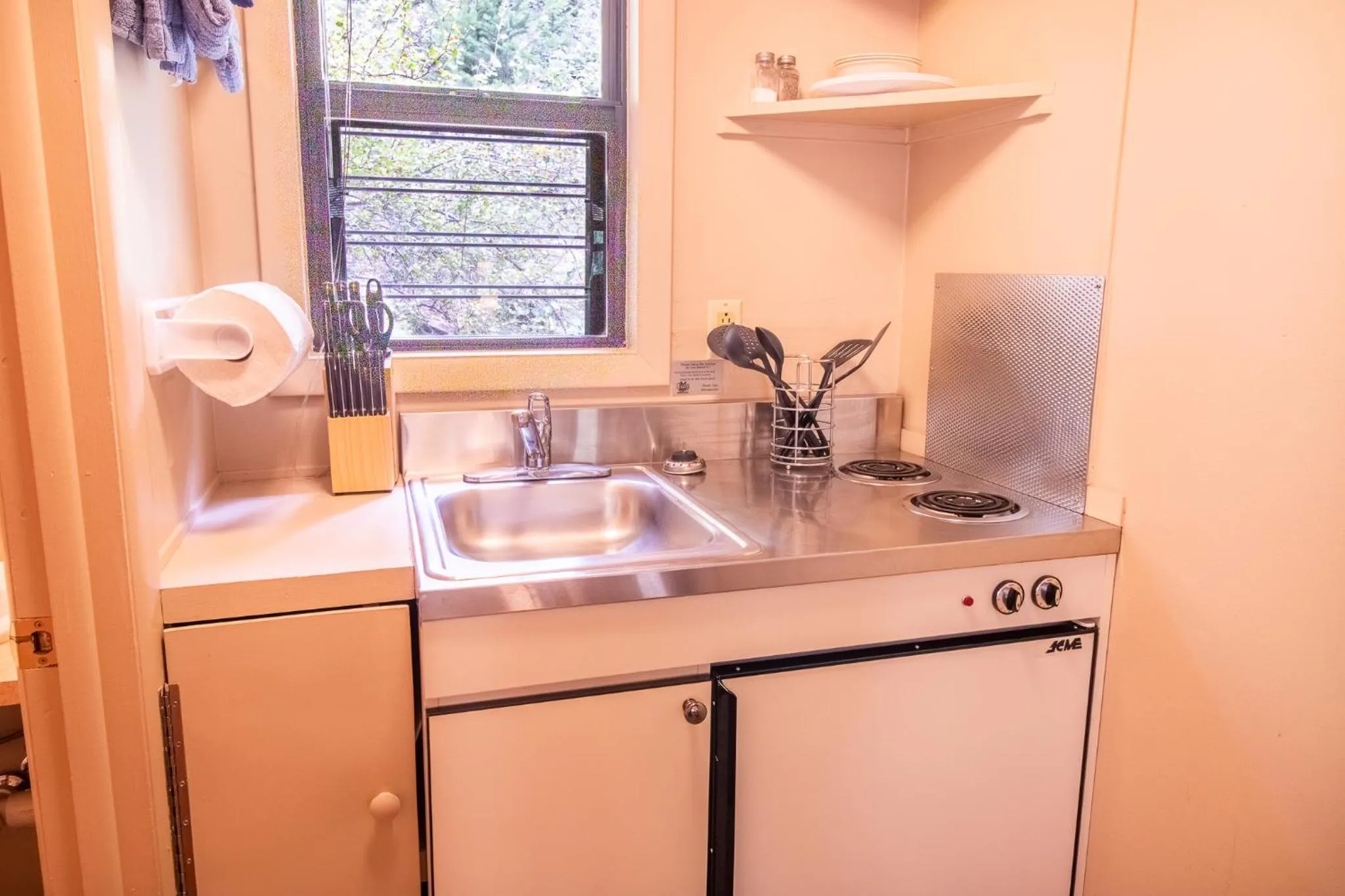 Kitchen or kitchenette in Castle Mountain Lodge