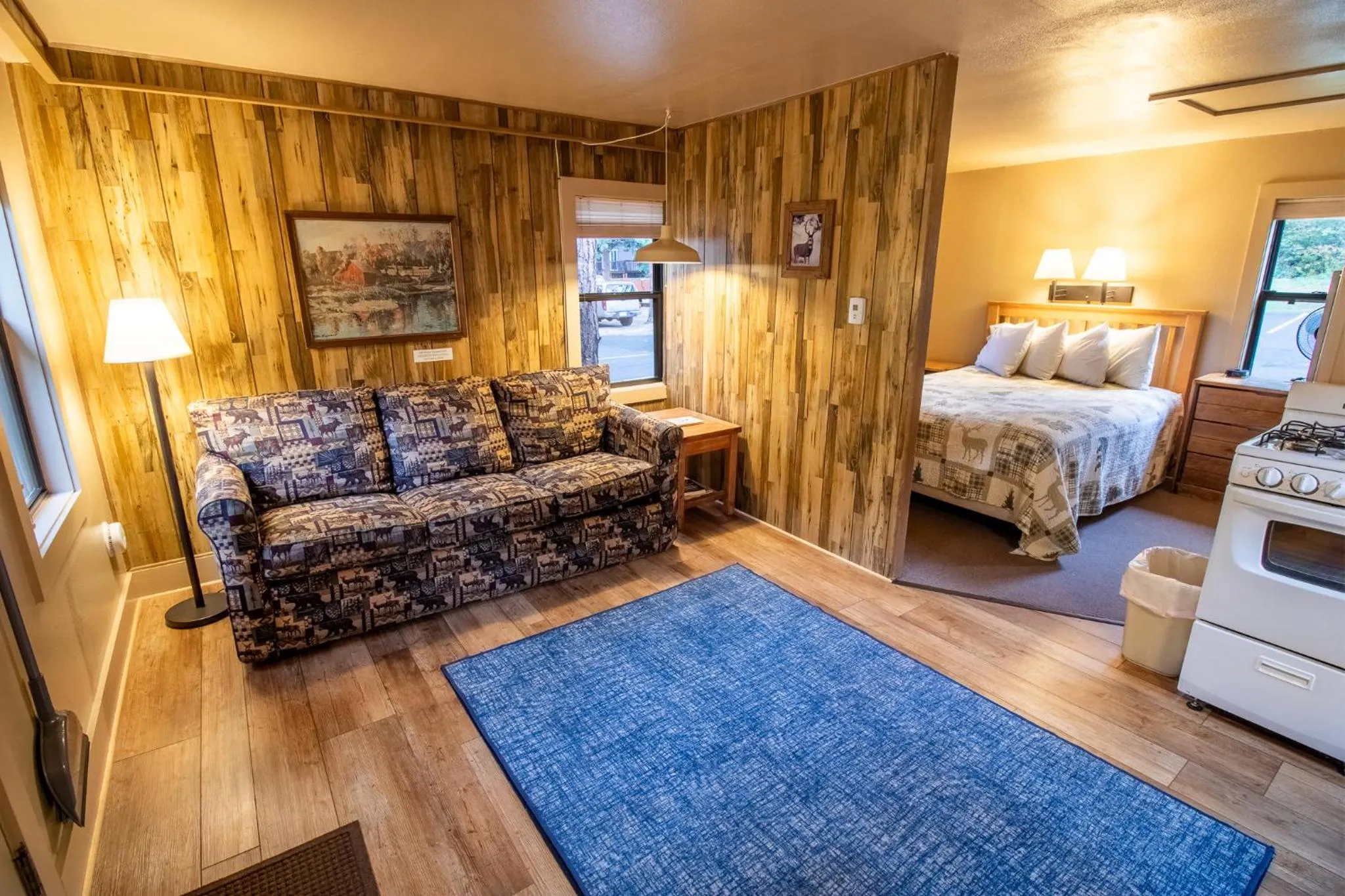 Living room, Bed in Castle Mountain Lodge