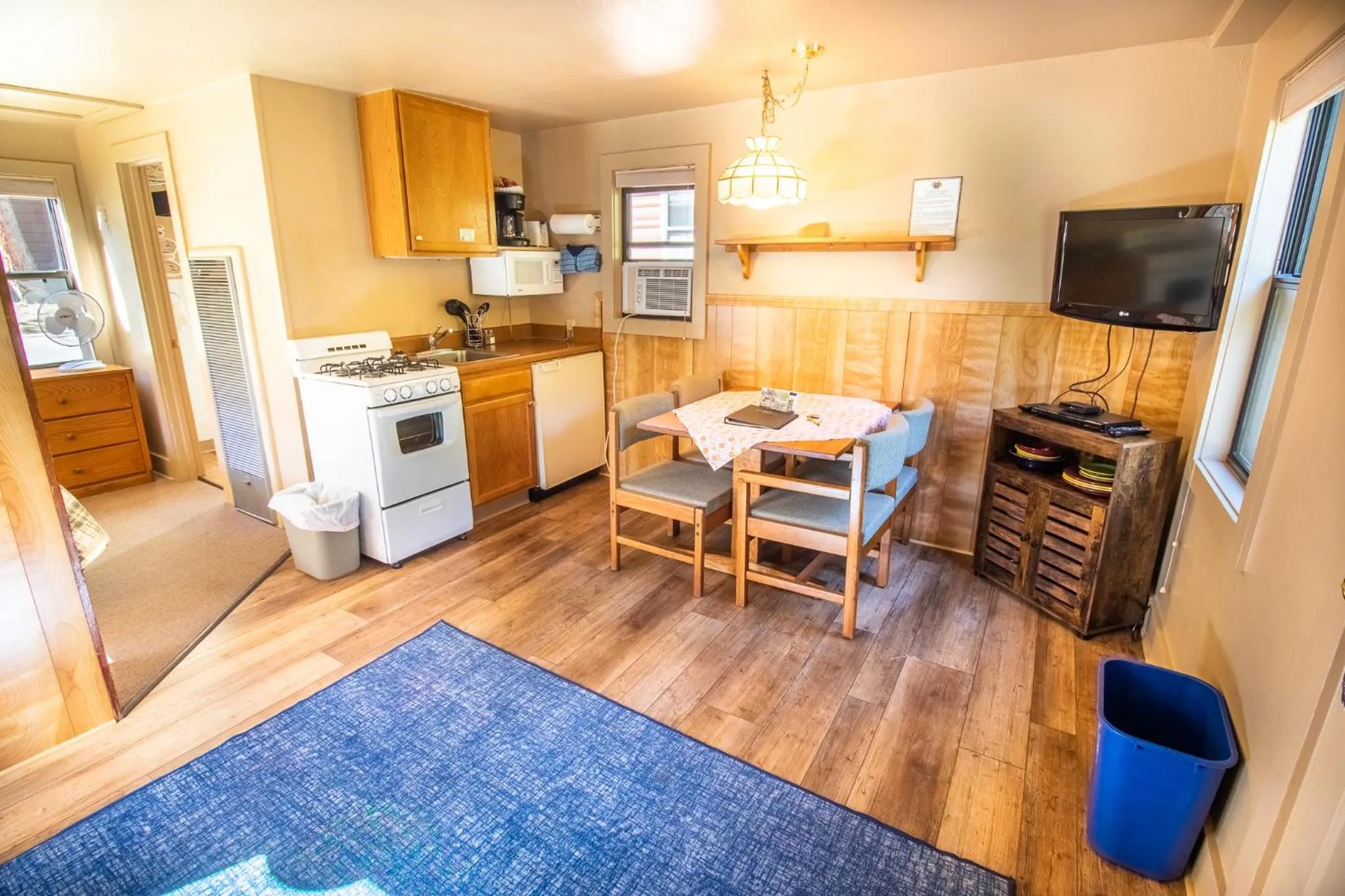 Kitchen or kitchenette in Castle Mountain Lodge