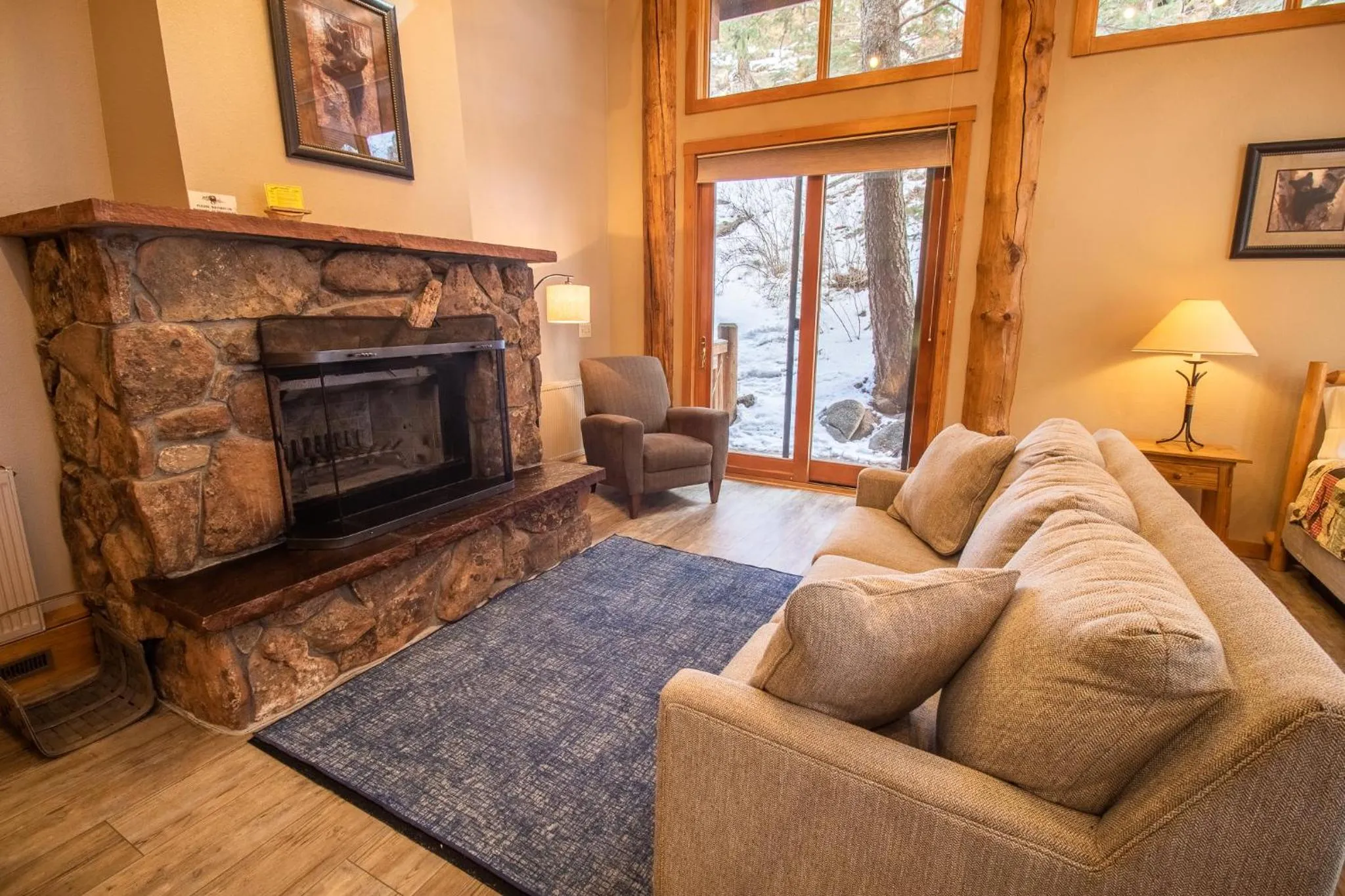 Living room in Castle Mountain Lodge