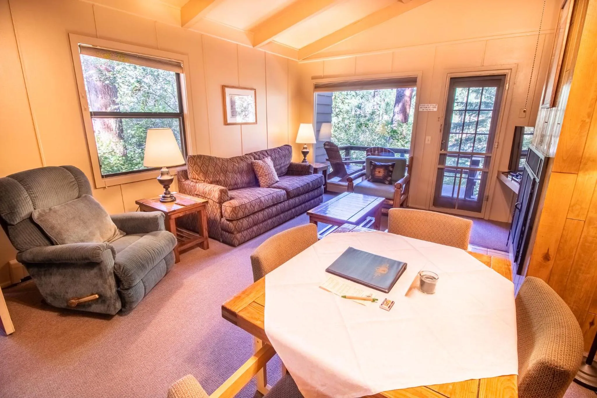 Living room in Castle Mountain Lodge