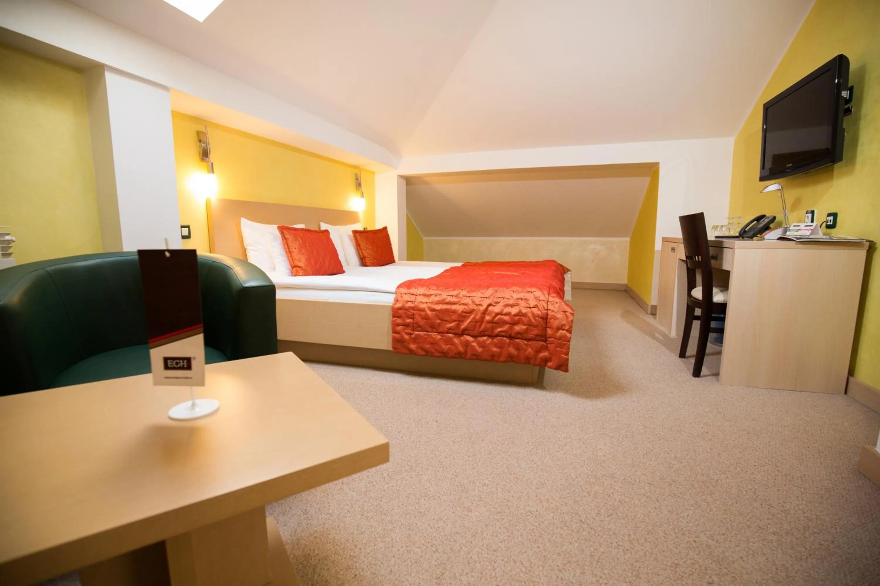 Living room, Bed in Euro Garni Hotel