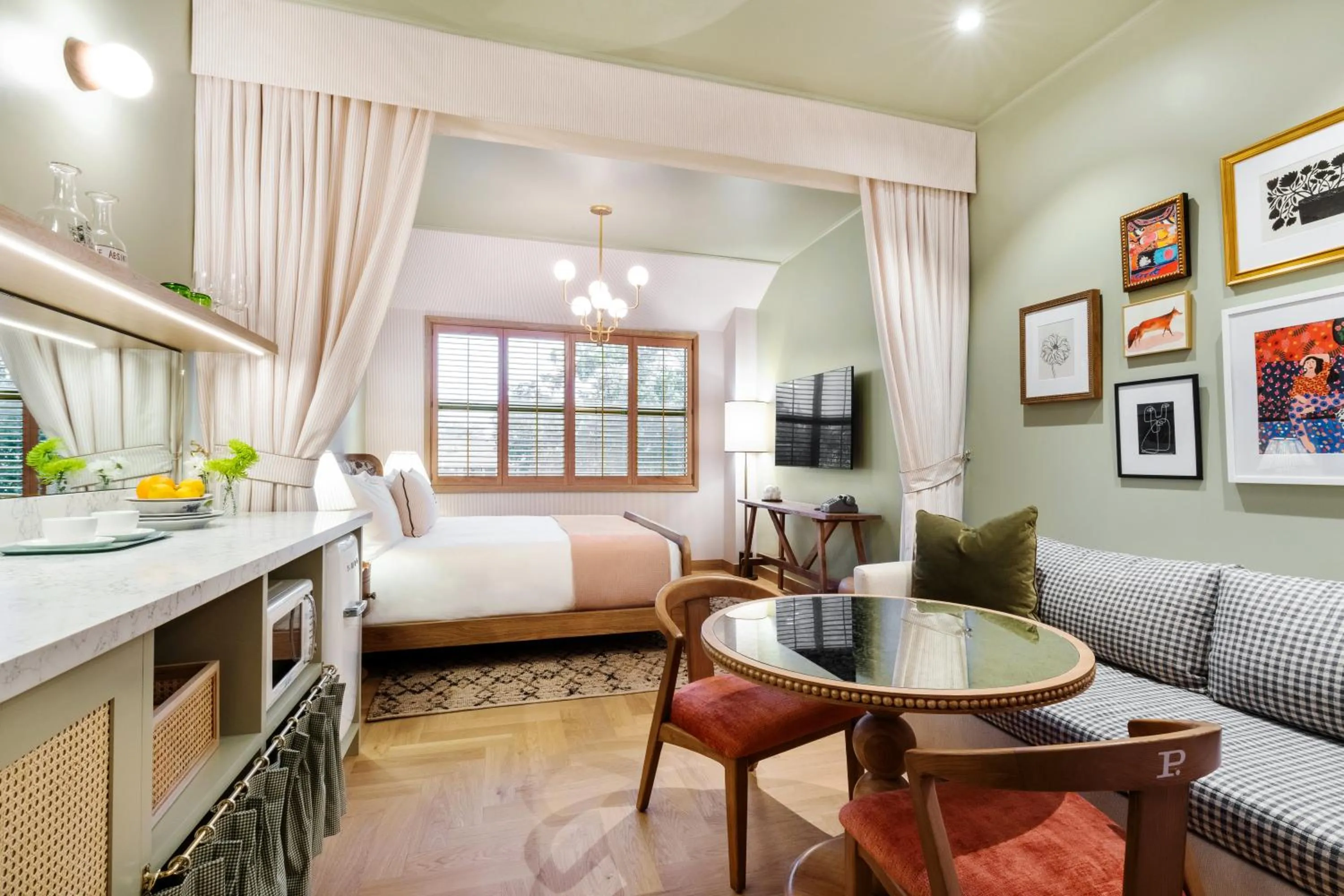 Bed in Palihouse Hyde Park Village