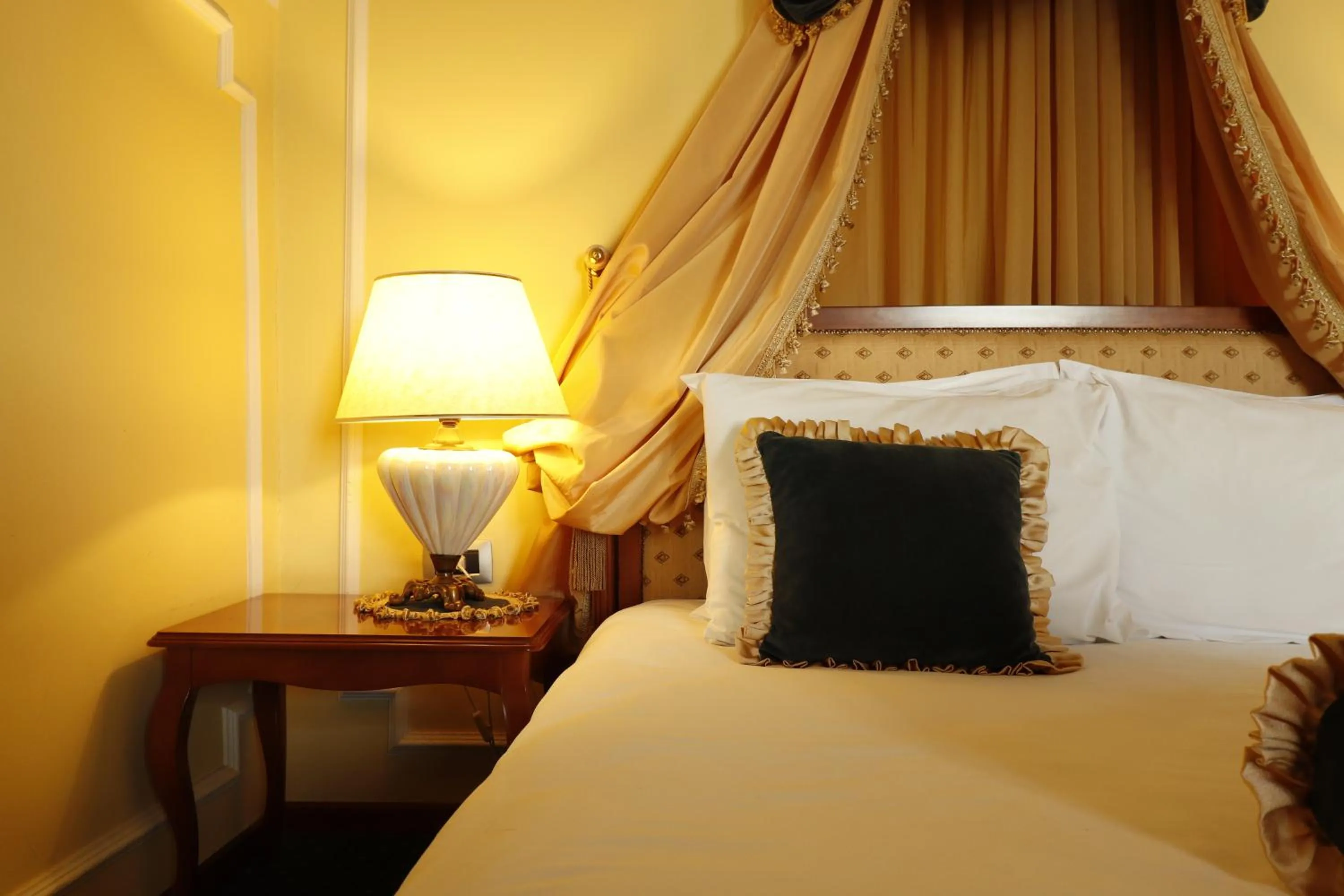 Bed in Hotel Leopold I