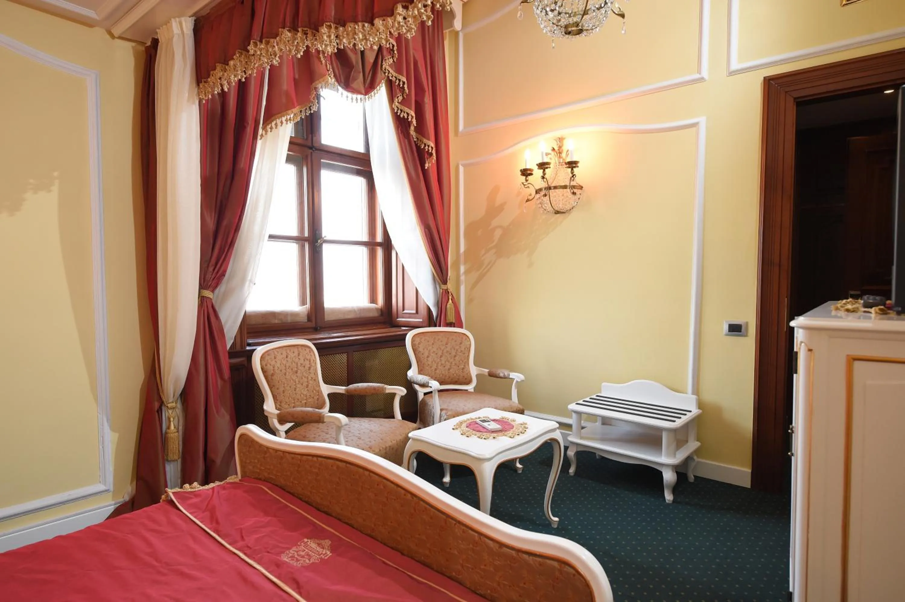 Seating area, Bed in Hotel Leopold I
