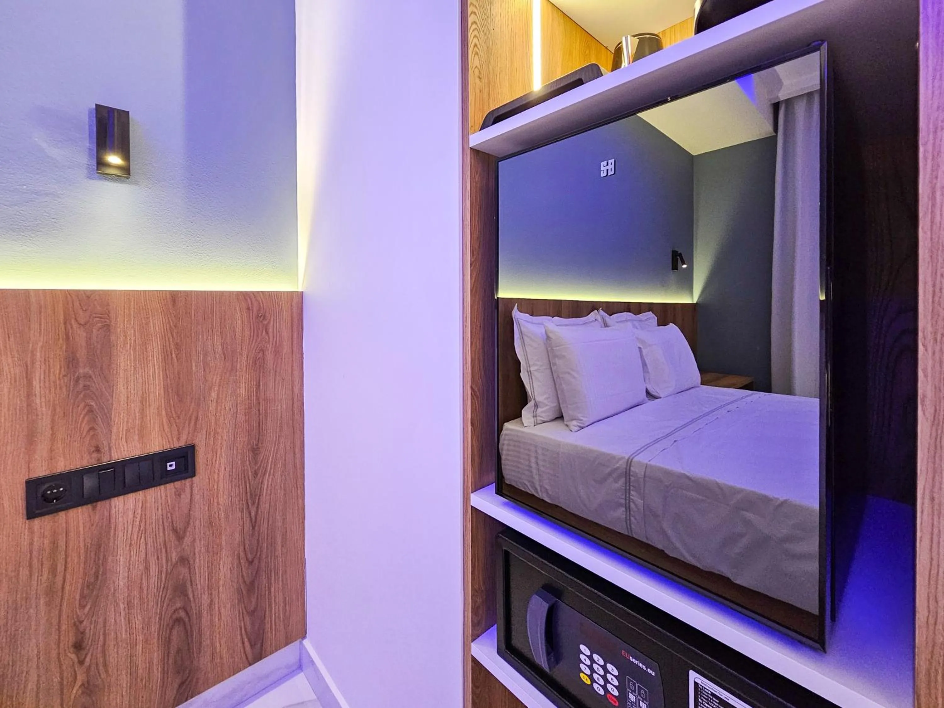 minibar, Bed in AKTEON GIRNI