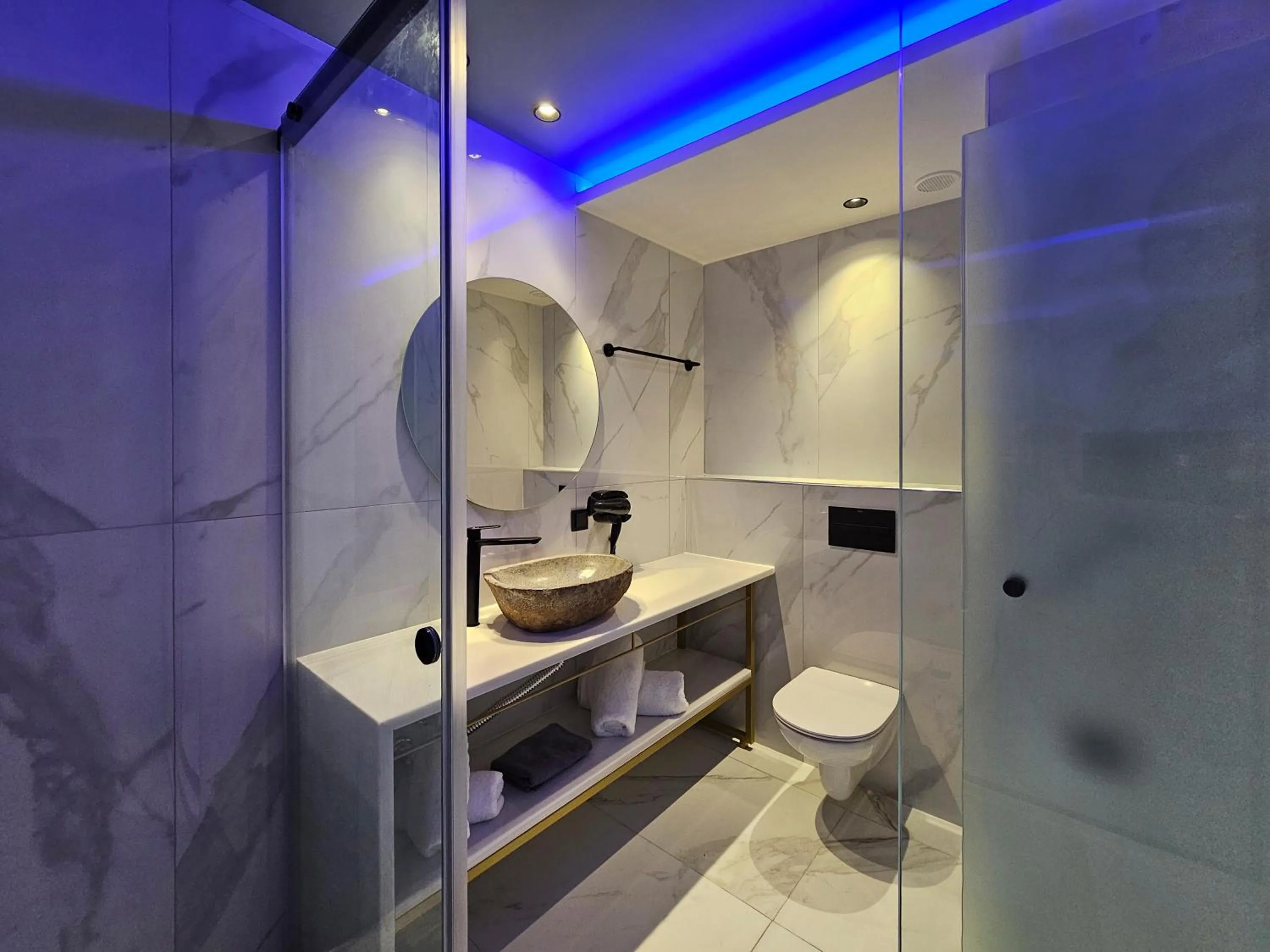 Shower in AKTEON GIRNI