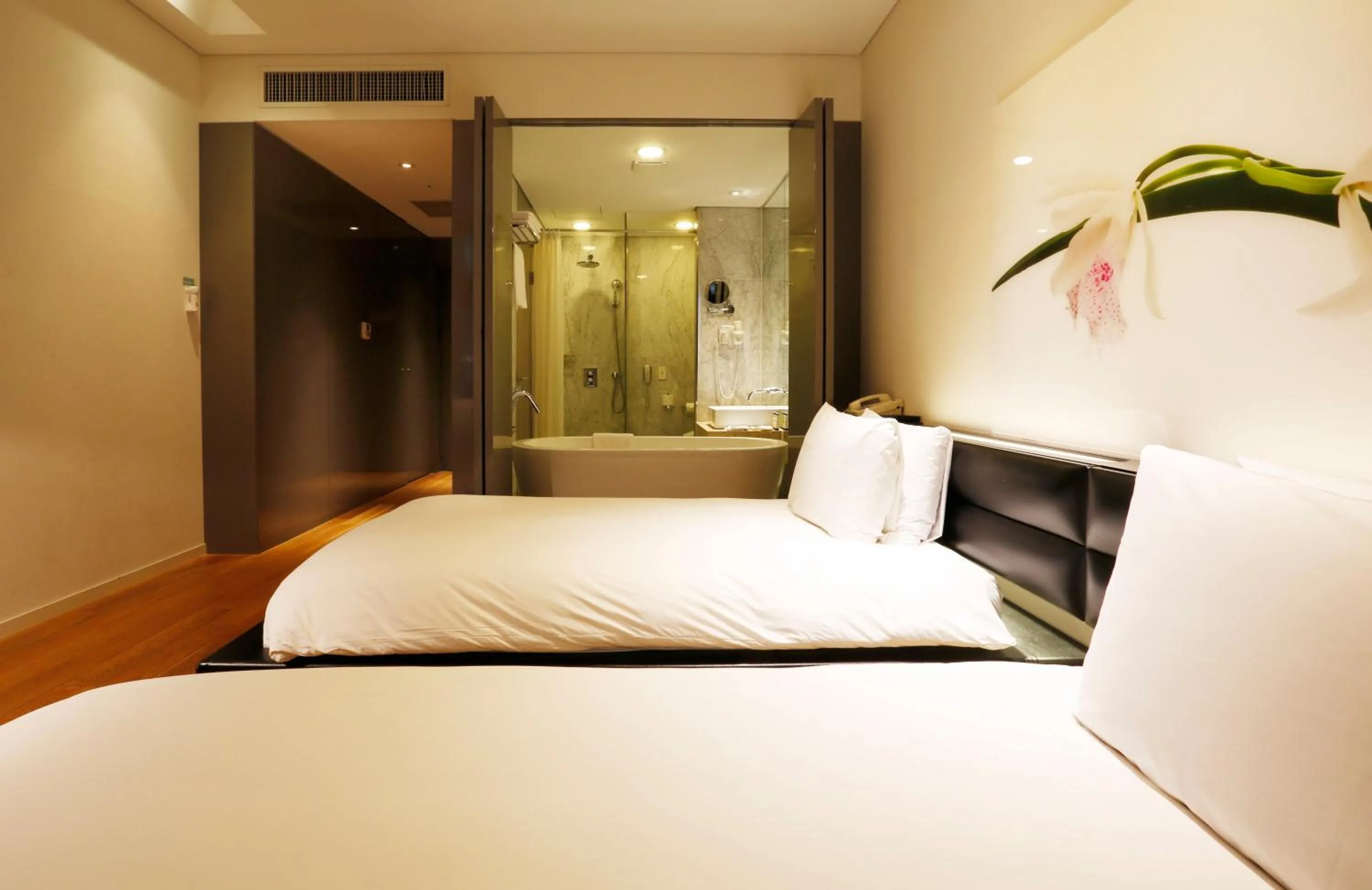 Toilet, Bed in Grand Mercure Ambassador Changwon