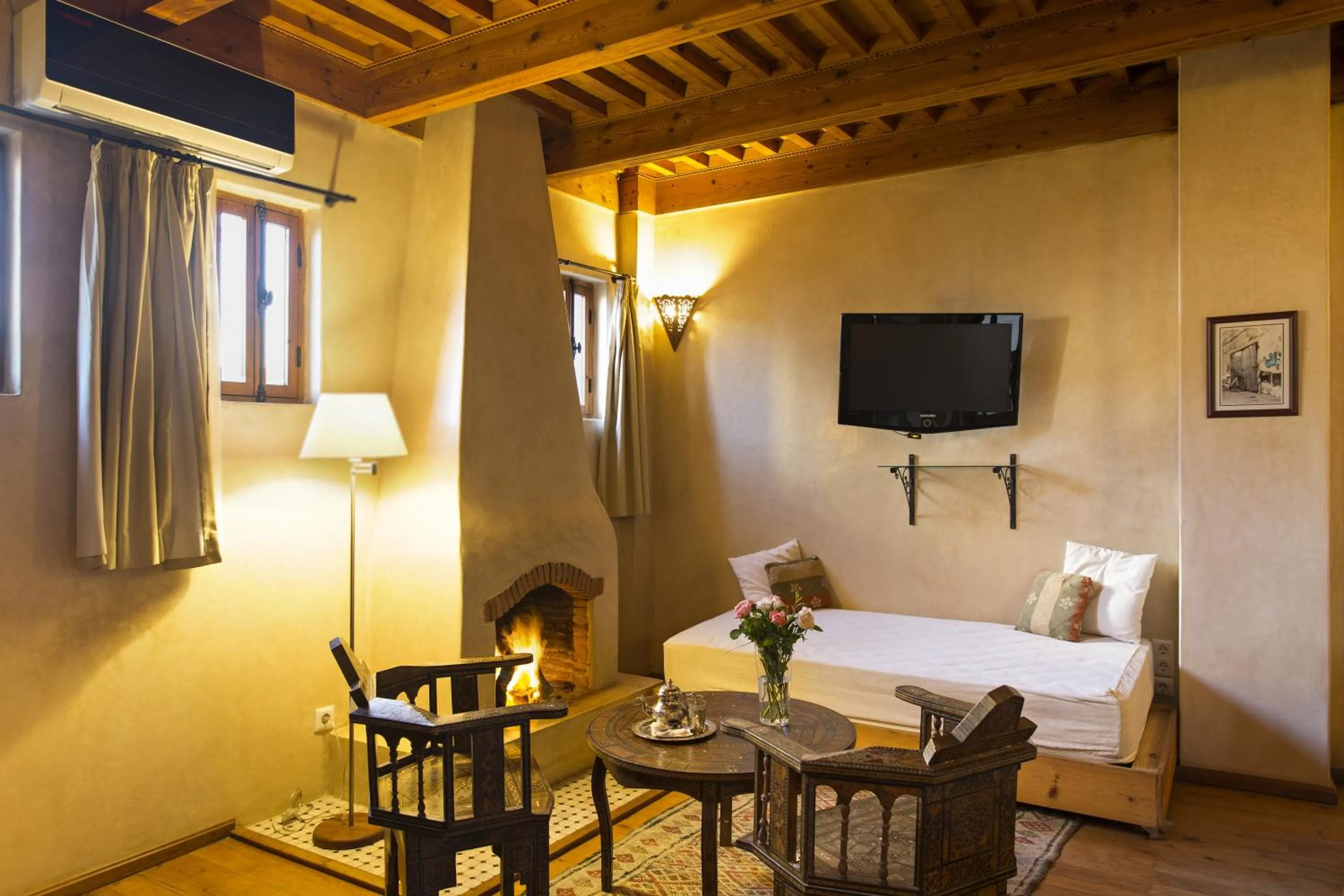 Day, Bed in Riad Chbanate