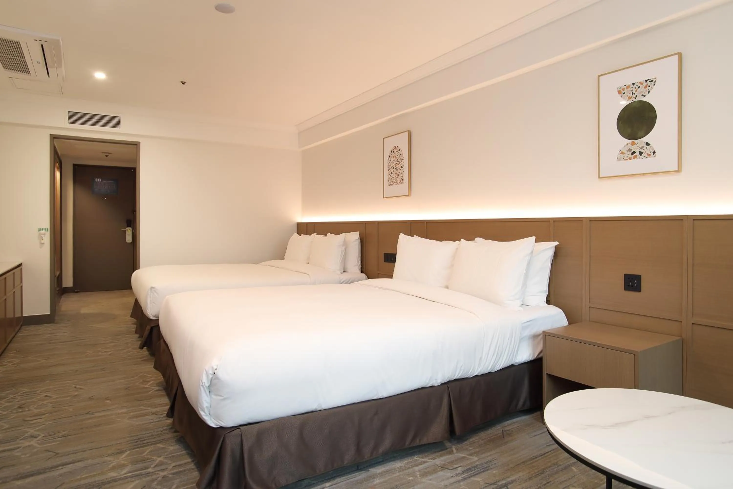 Bedroom, Bed in Koreana Hotel