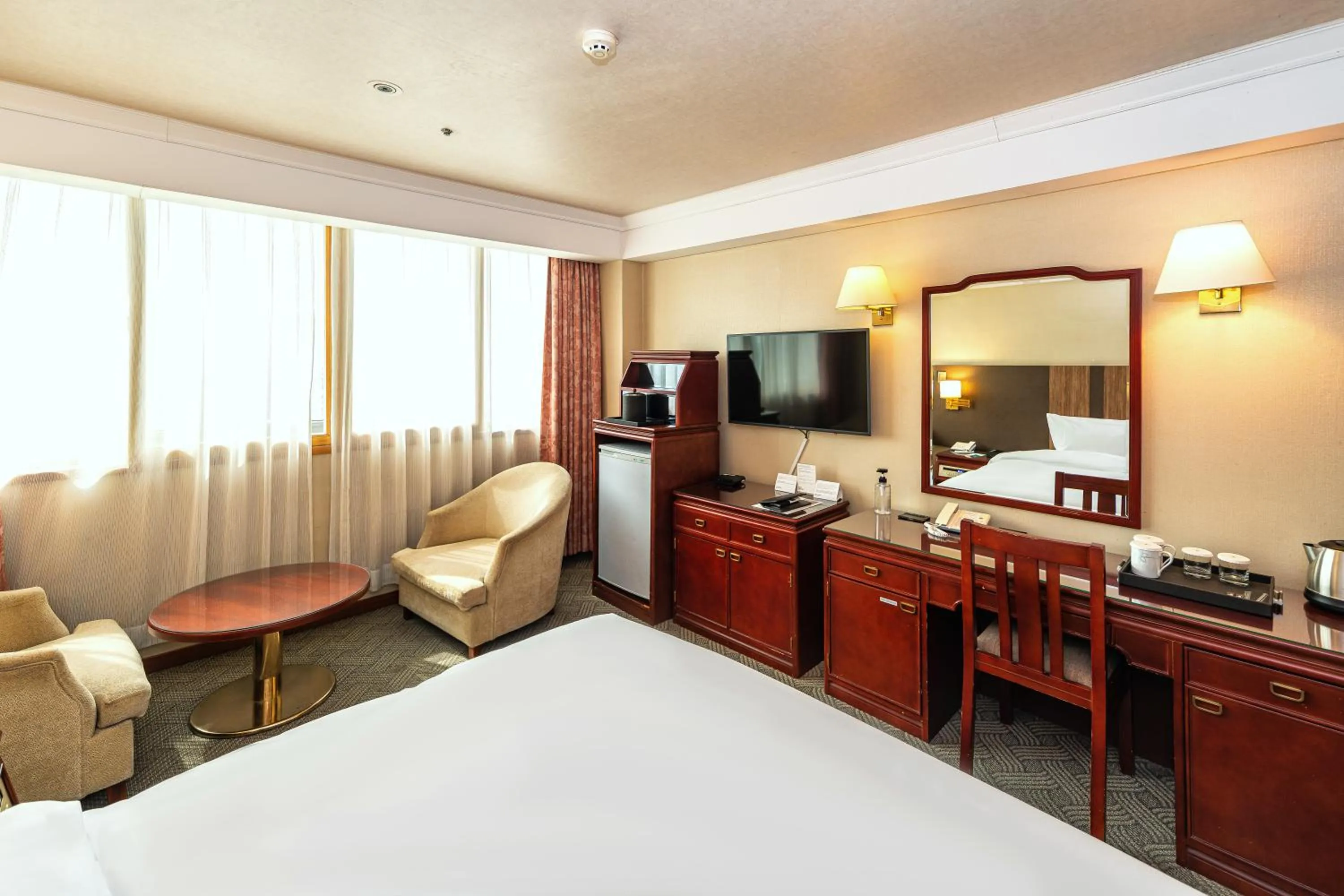 Bedroom, Bed in Koreana Hotel