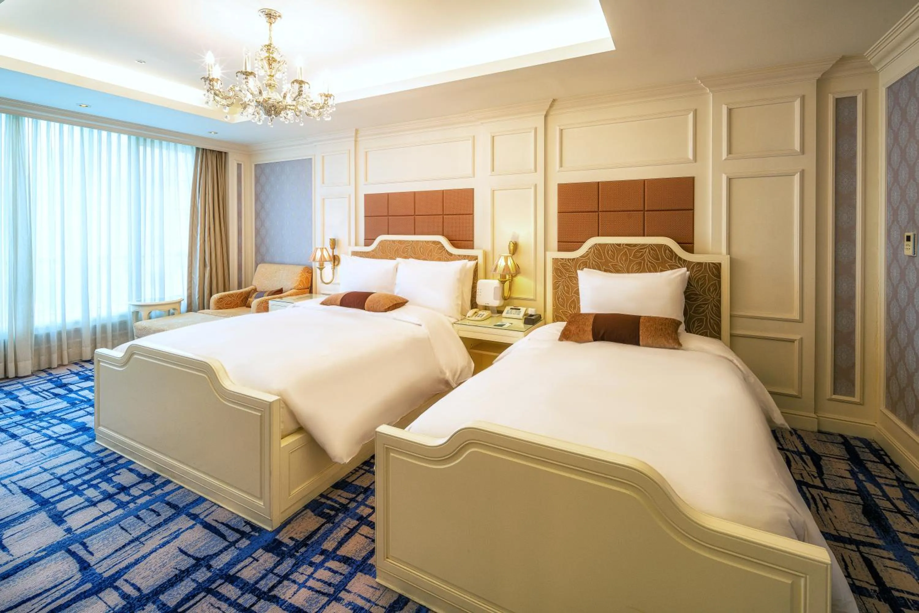 Bedroom, Bed in Koreana Hotel