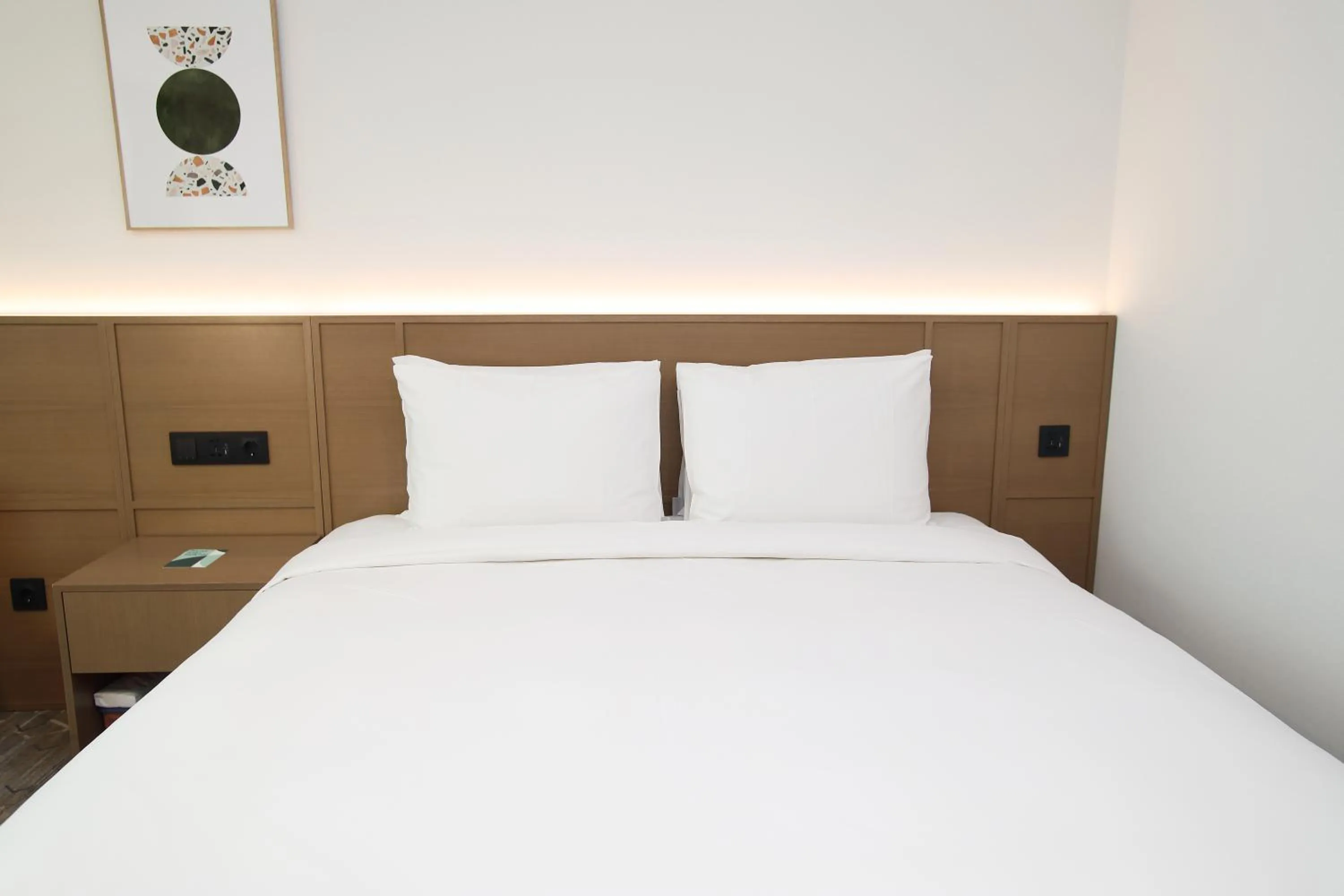 Bedroom, Bed in Koreana Hotel