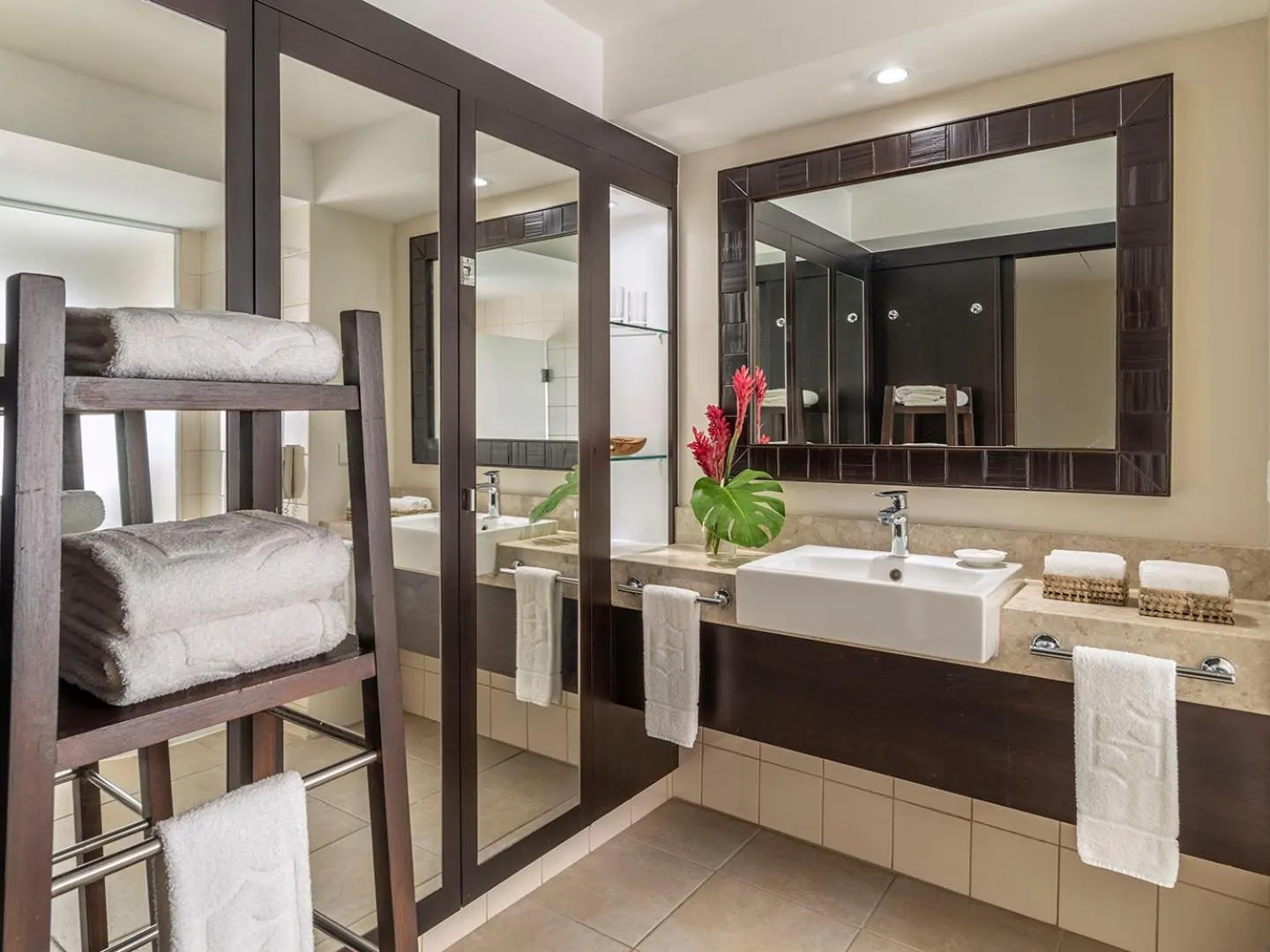 Bathroom, Bed in Shangri-La Yanuca Island, Fiji