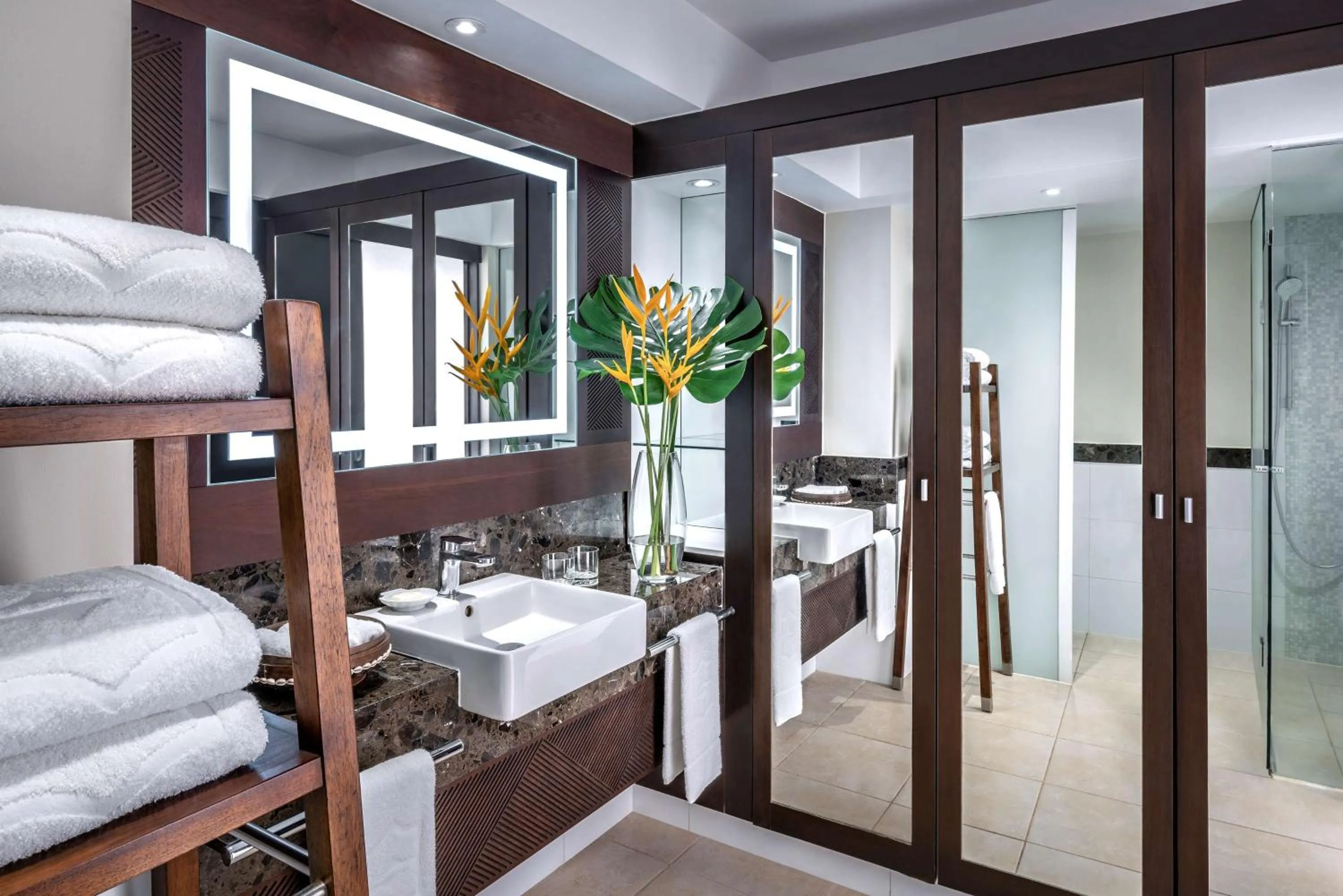 Bathroom, Bed in Shangri-La Yanuca Island, Fiji