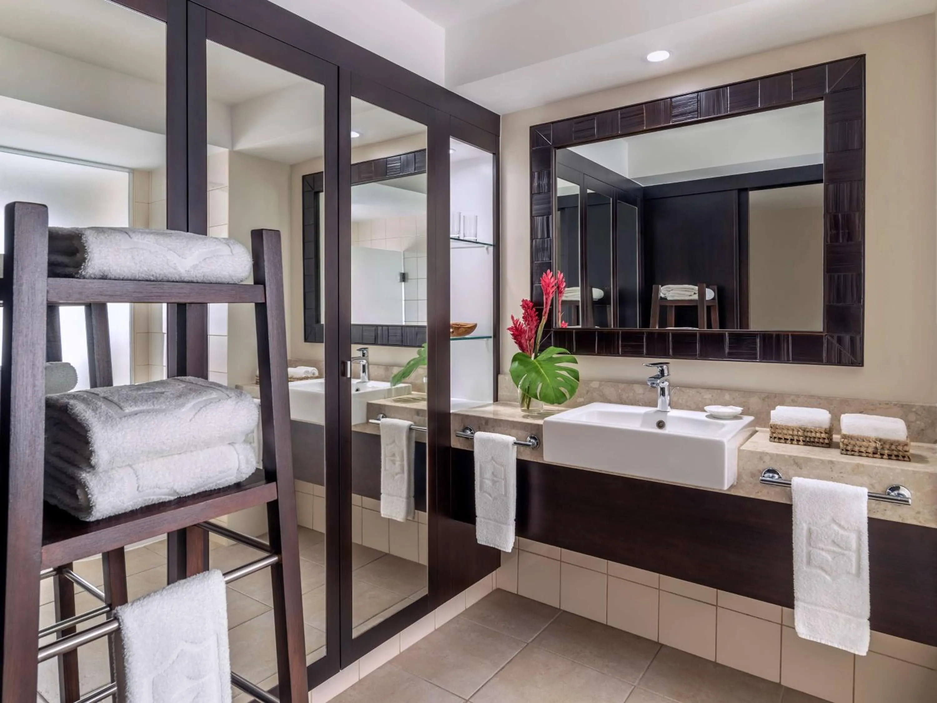 Bathroom, Bed in Shangri-La Yanuca Island, Fiji