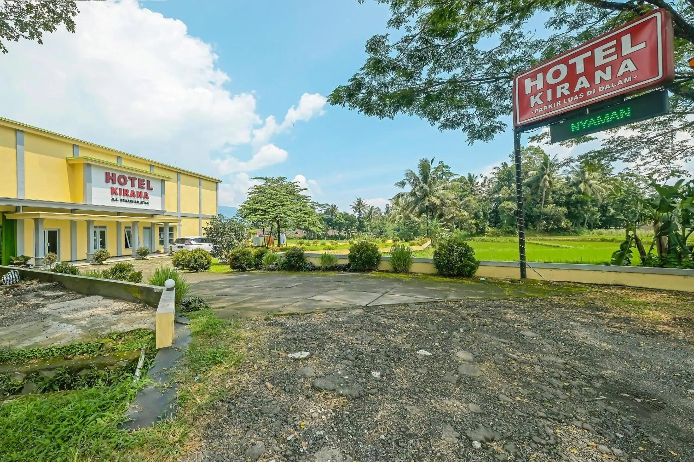Facade/entrance in OYO 92483 Hotel Kirana