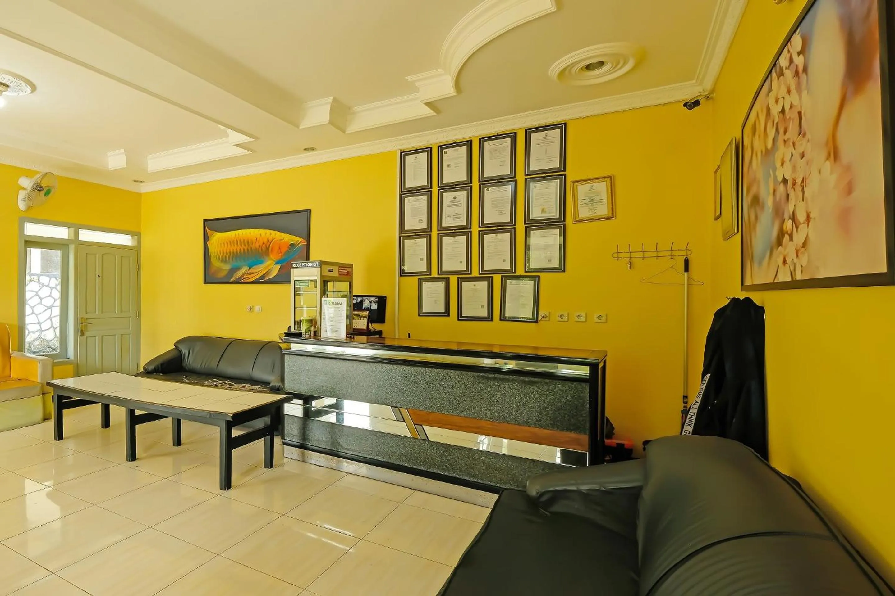 Lobby or reception in OYO 92483 Hotel Kirana