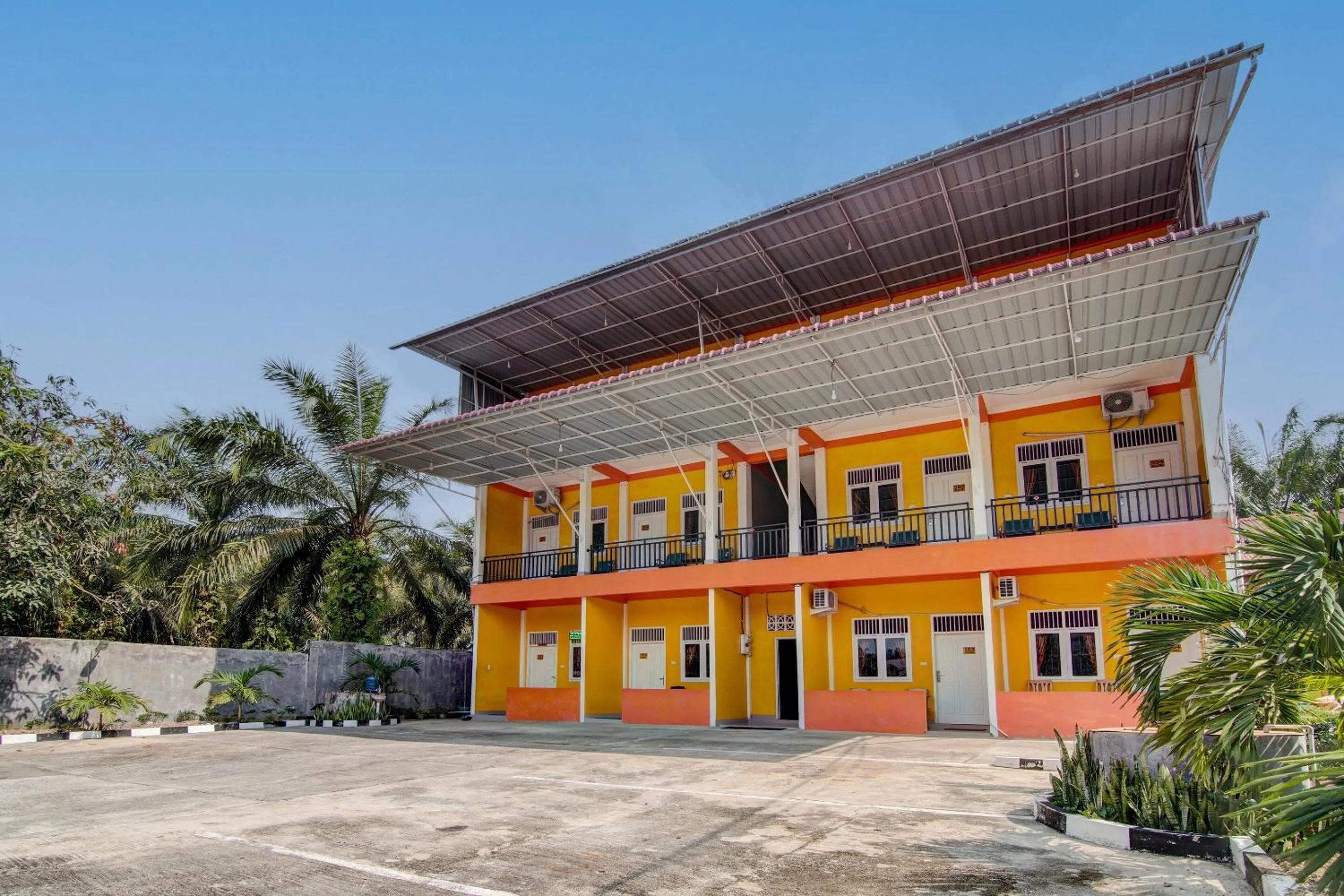 Facade/entrance in Hotel O Wisma Sakinah Syariah
