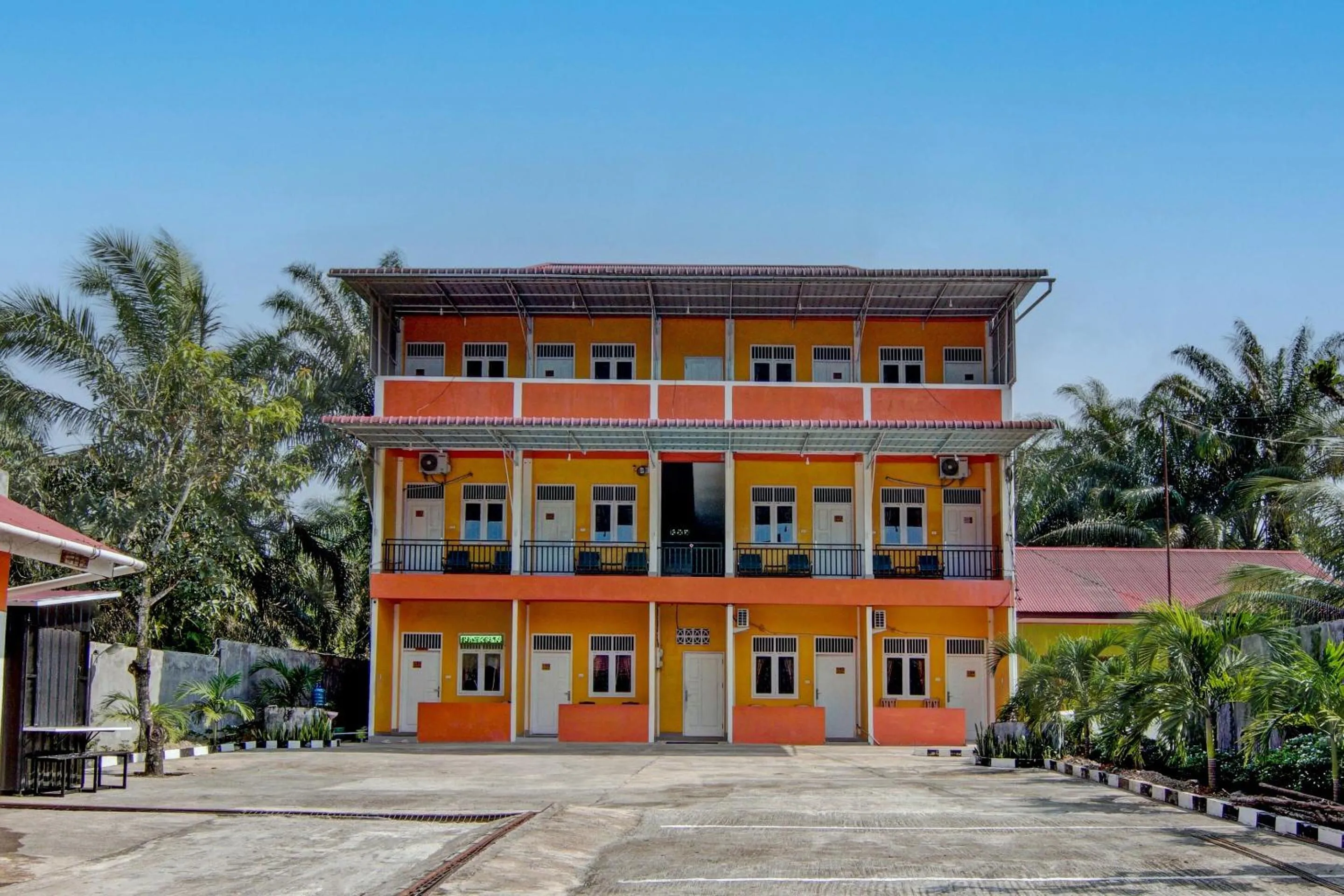 Facade/entrance in Hotel O Wisma Sakinah Syariah