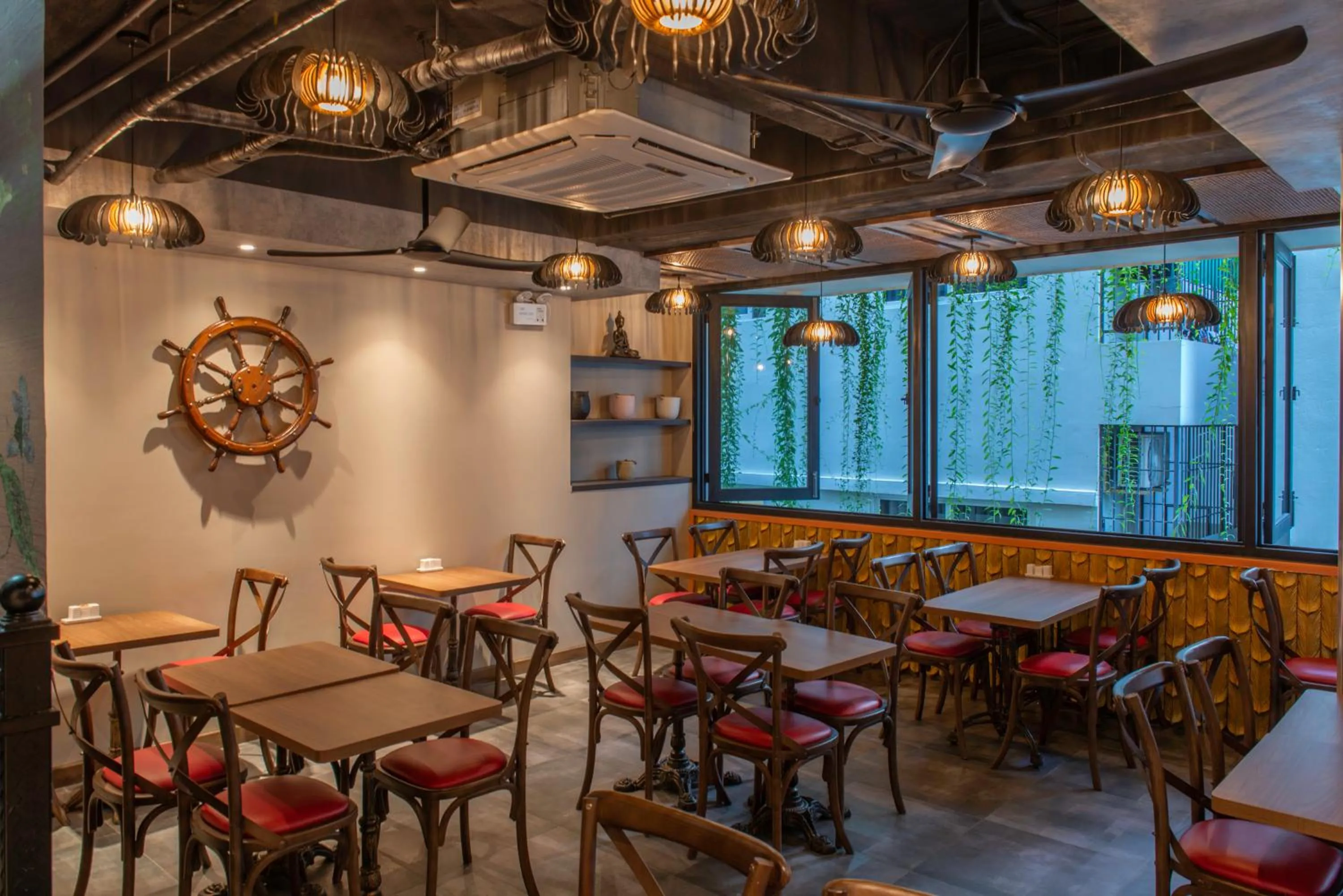 Restaurant/places to eat in Aaron Boutique Hotel