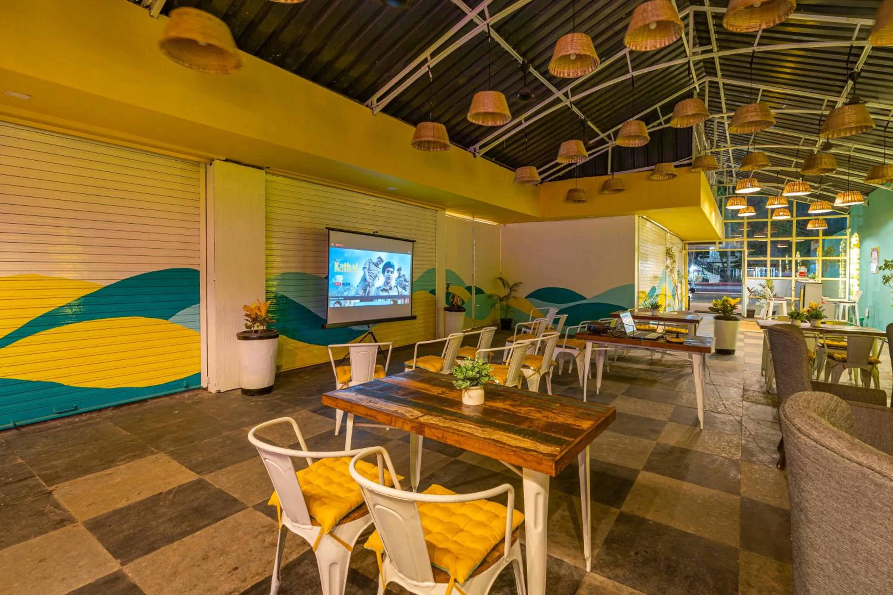 Communal lounge/ TV room in The Hosteller Goa, Candolim