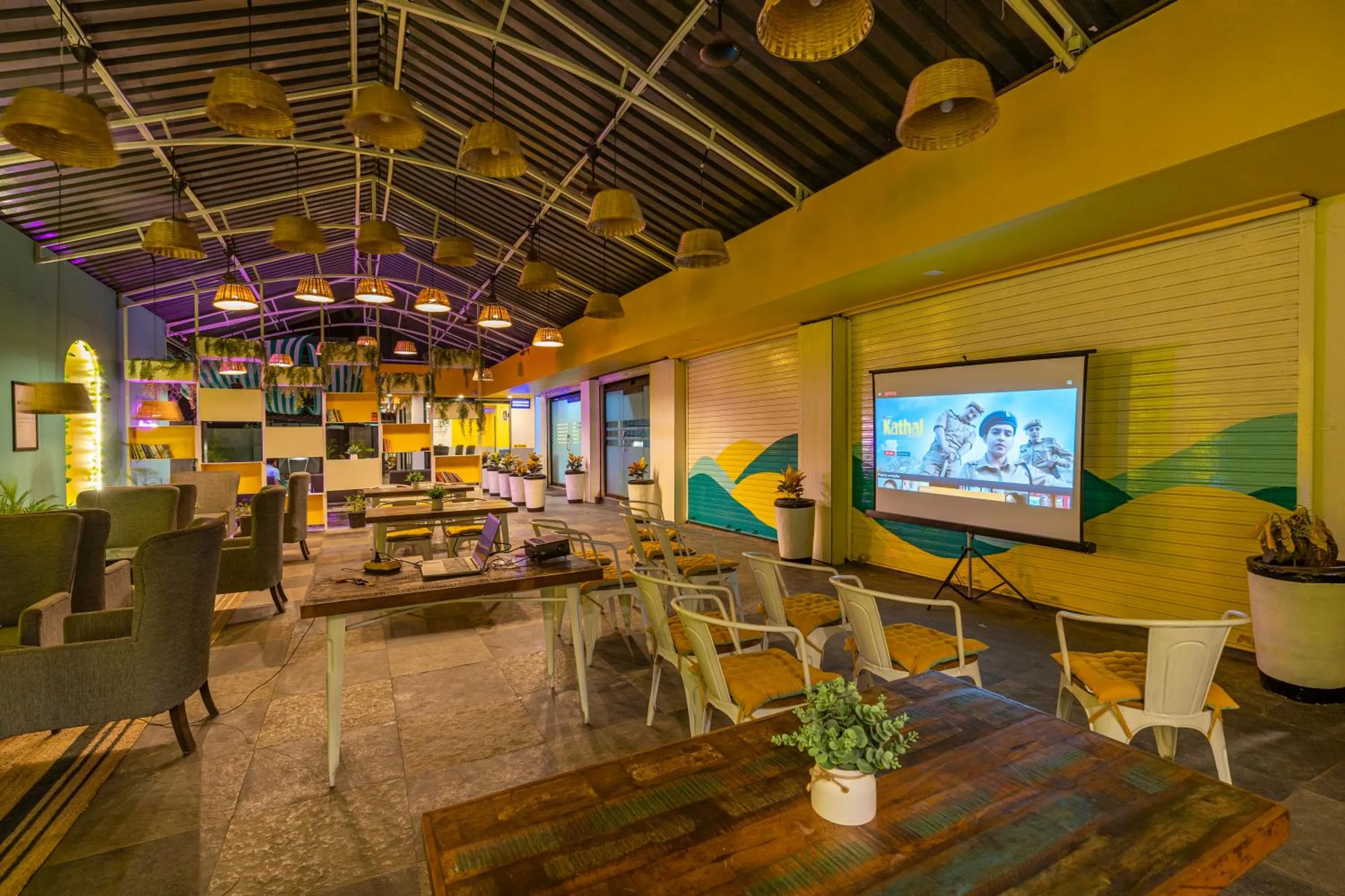 Communal lounge/ TV room in The Hosteller Goa, Candolim