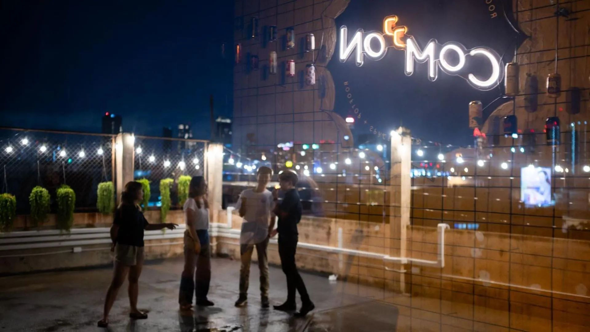 Restaurant/places to eat in C'HOUSE Bangkok