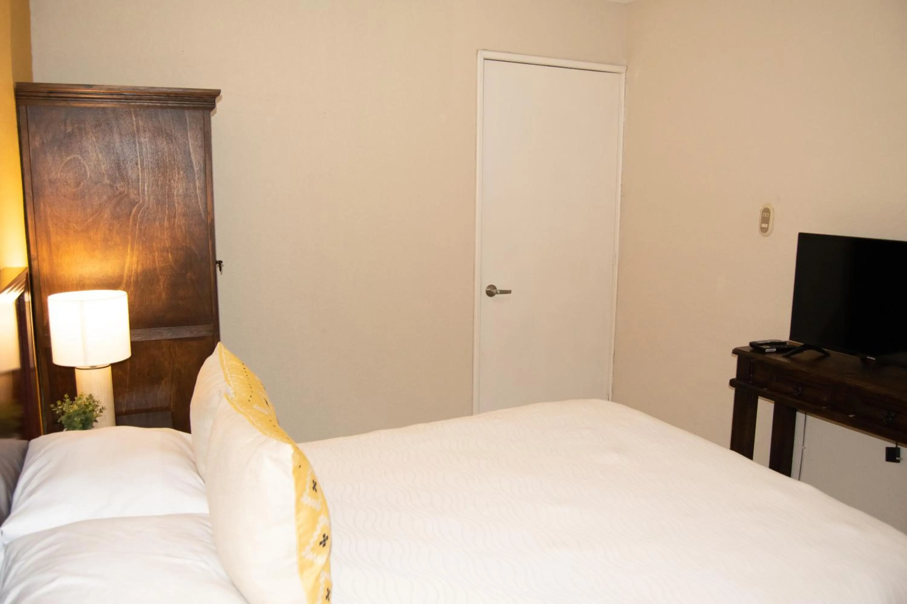 Photo of the whole room, Bed in Inari Guatemala