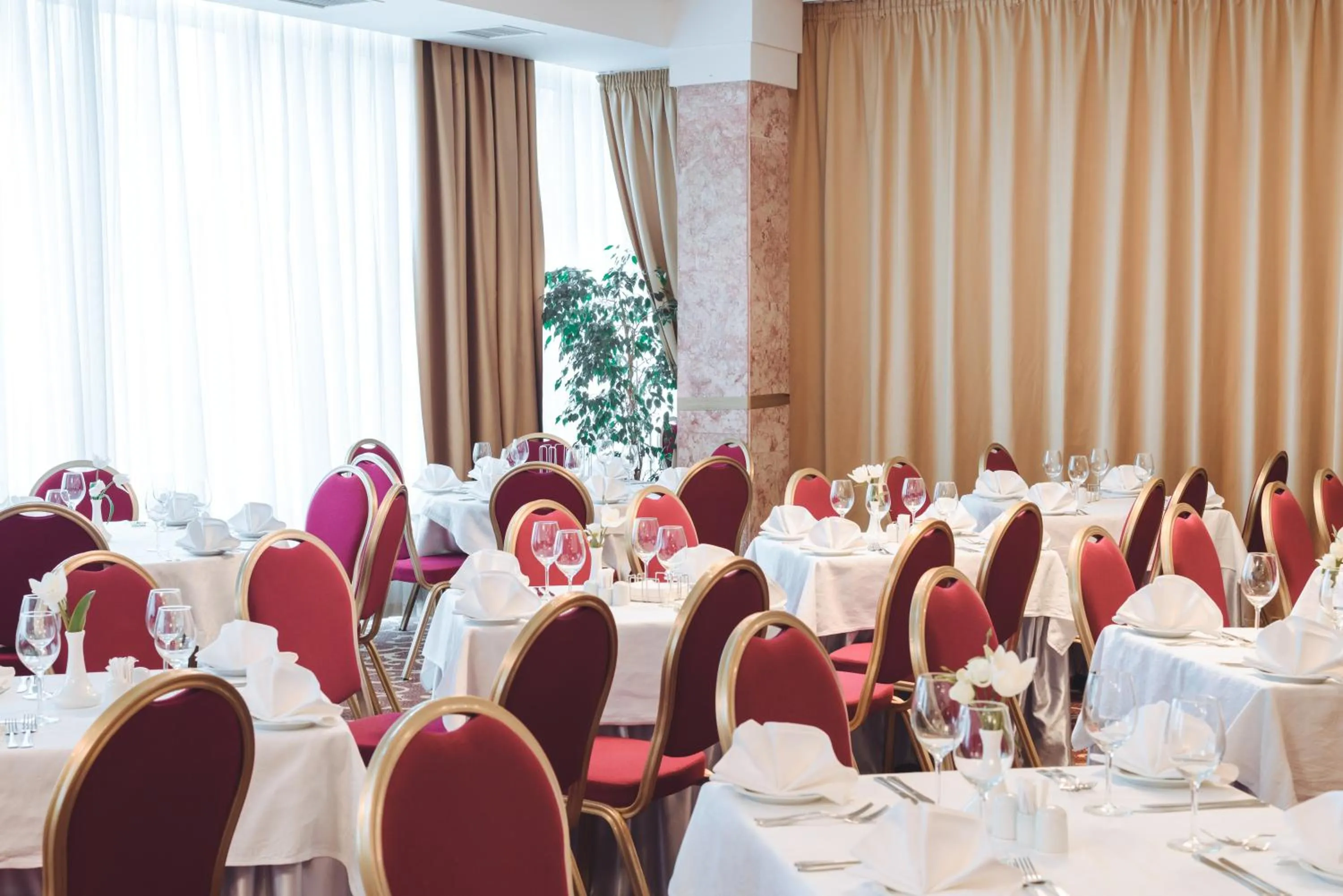 Restaurant/places to eat in Premier Hotel Rus