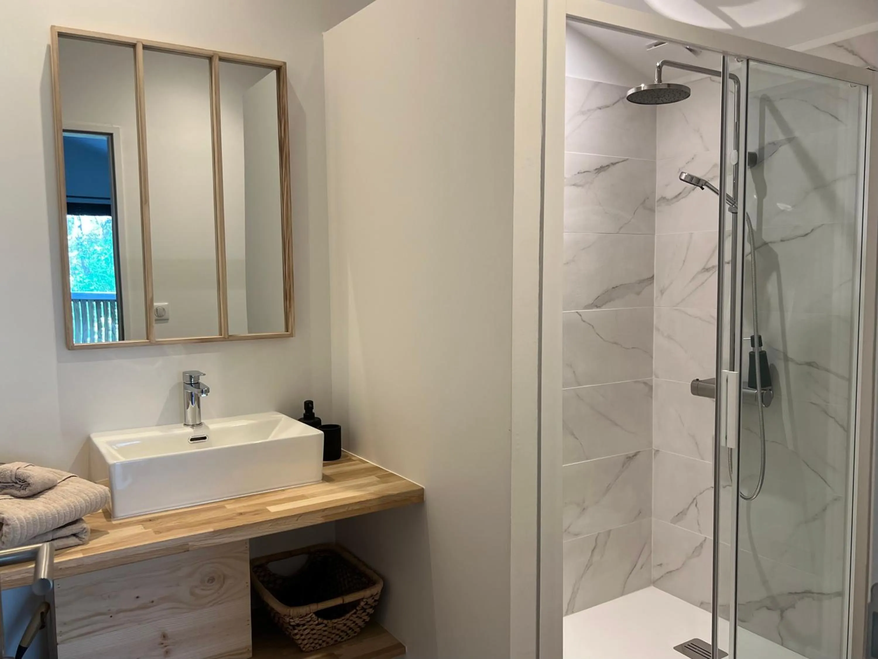 Shower, Bathroom in Laguillotte