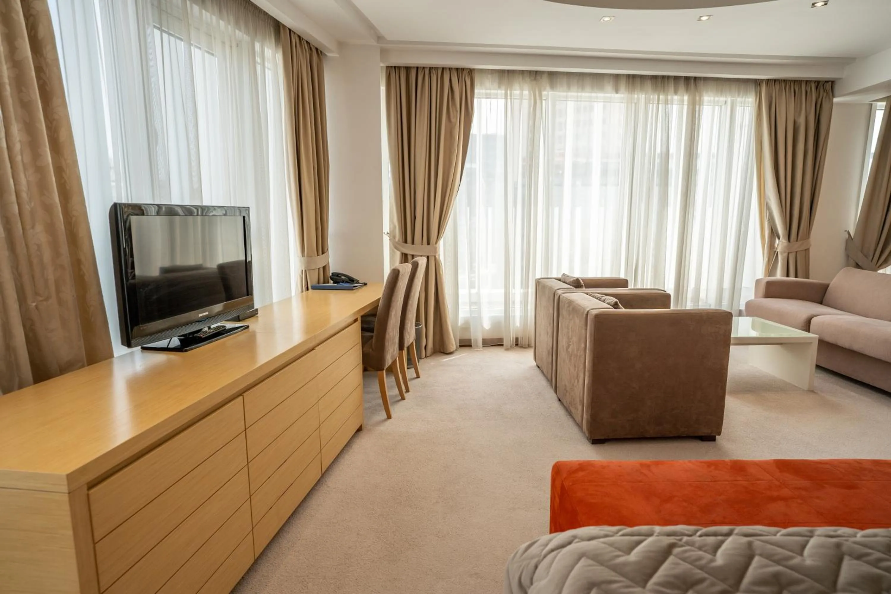 Communal lounge/ TV room in Garni Hotel Centar