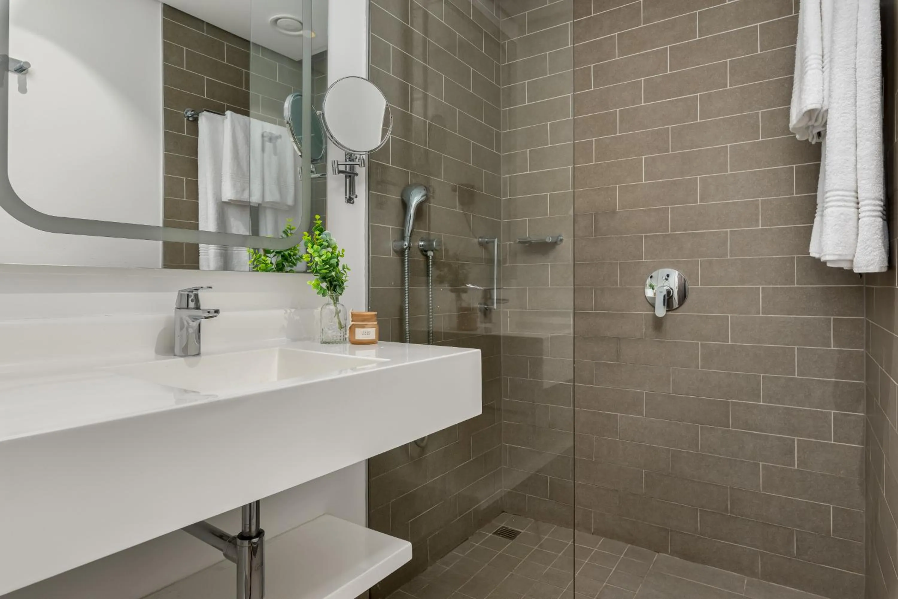 Shower in Neighbourgood Newlands