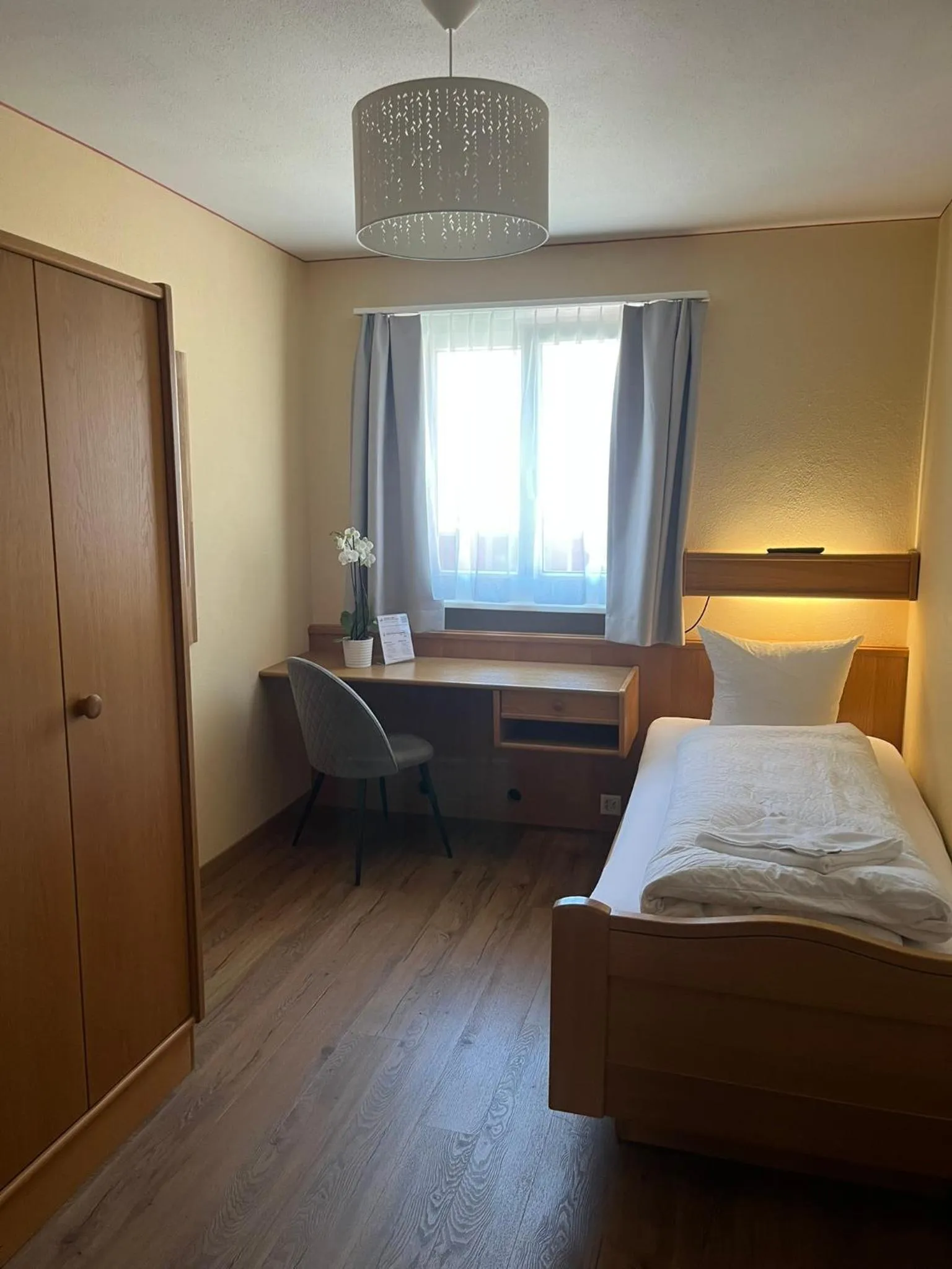 Photo of the whole room, Bed in Hotel Falknerei Galina