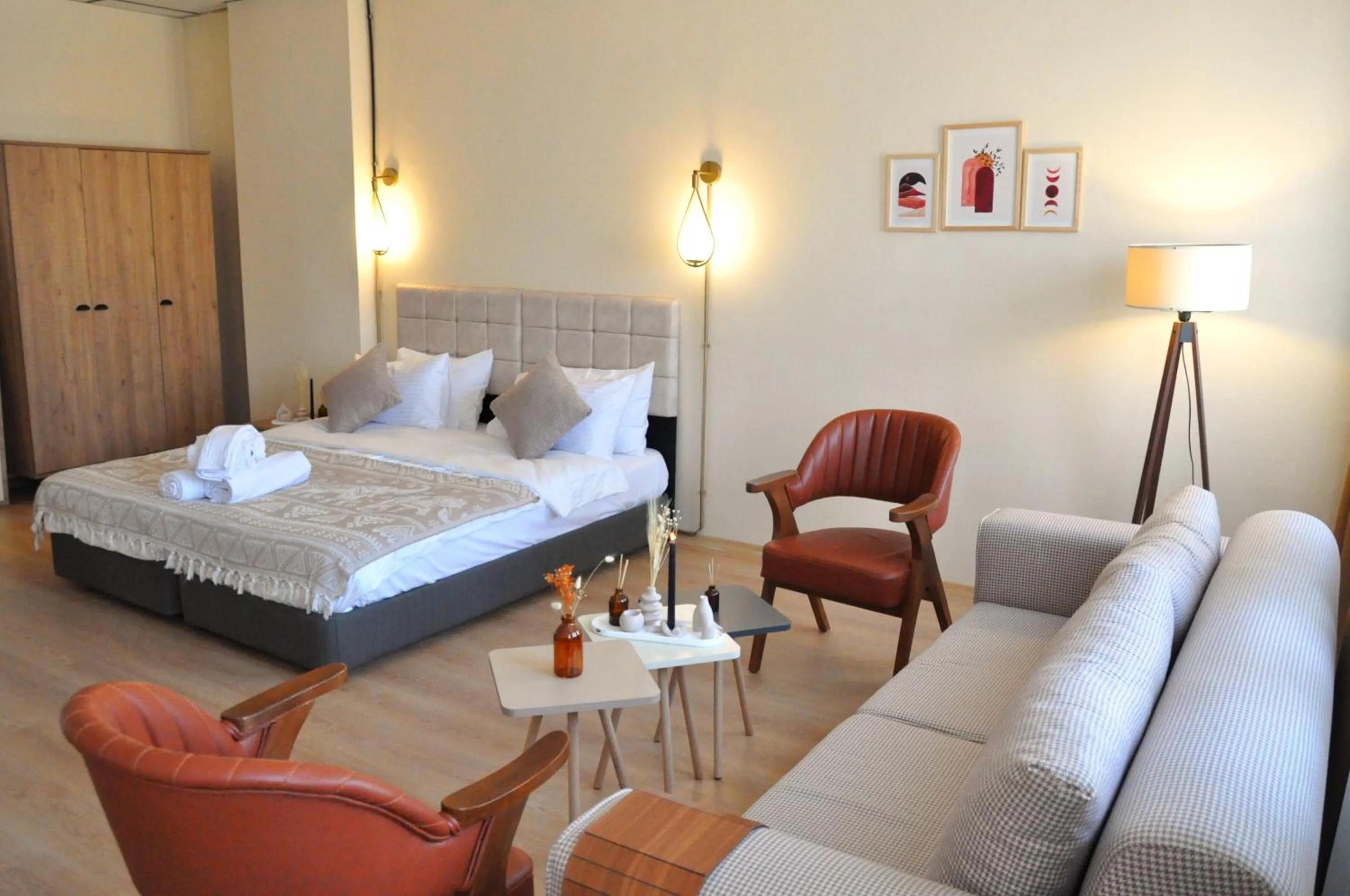 Photo of the whole room in Golden Door Hotel