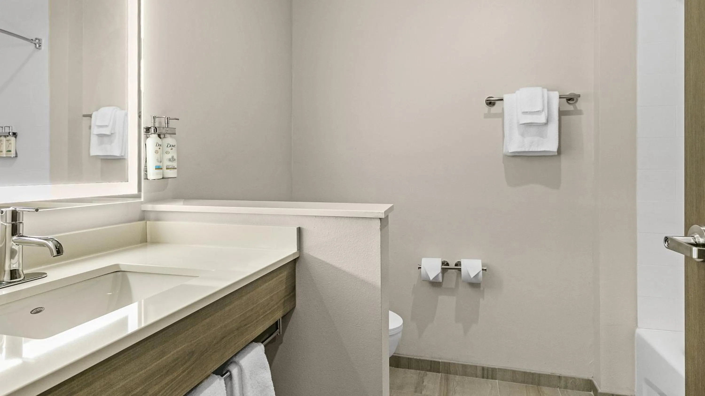 Photo of the whole room in Holiday Inn Express and Suites - Nokomis - Sarasota South