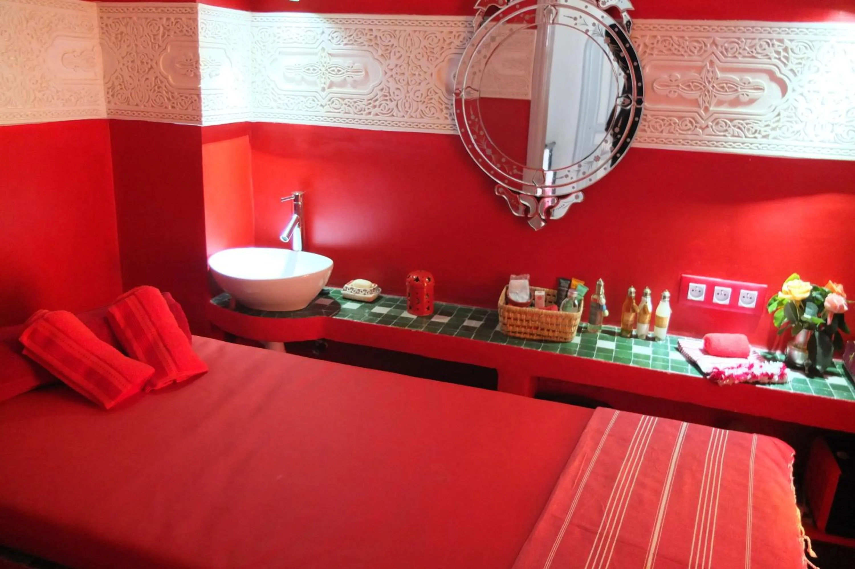 Communal lounge/ TV room, Bed in Dar Sultan