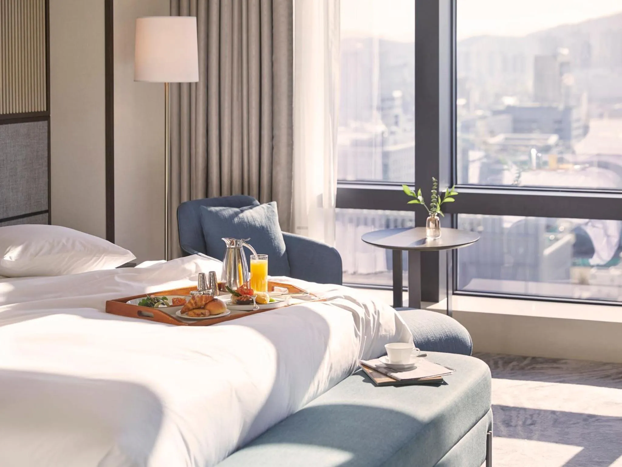 Photo of the whole room, Bed in Grand InterContinental Seoul Parnas by IHG