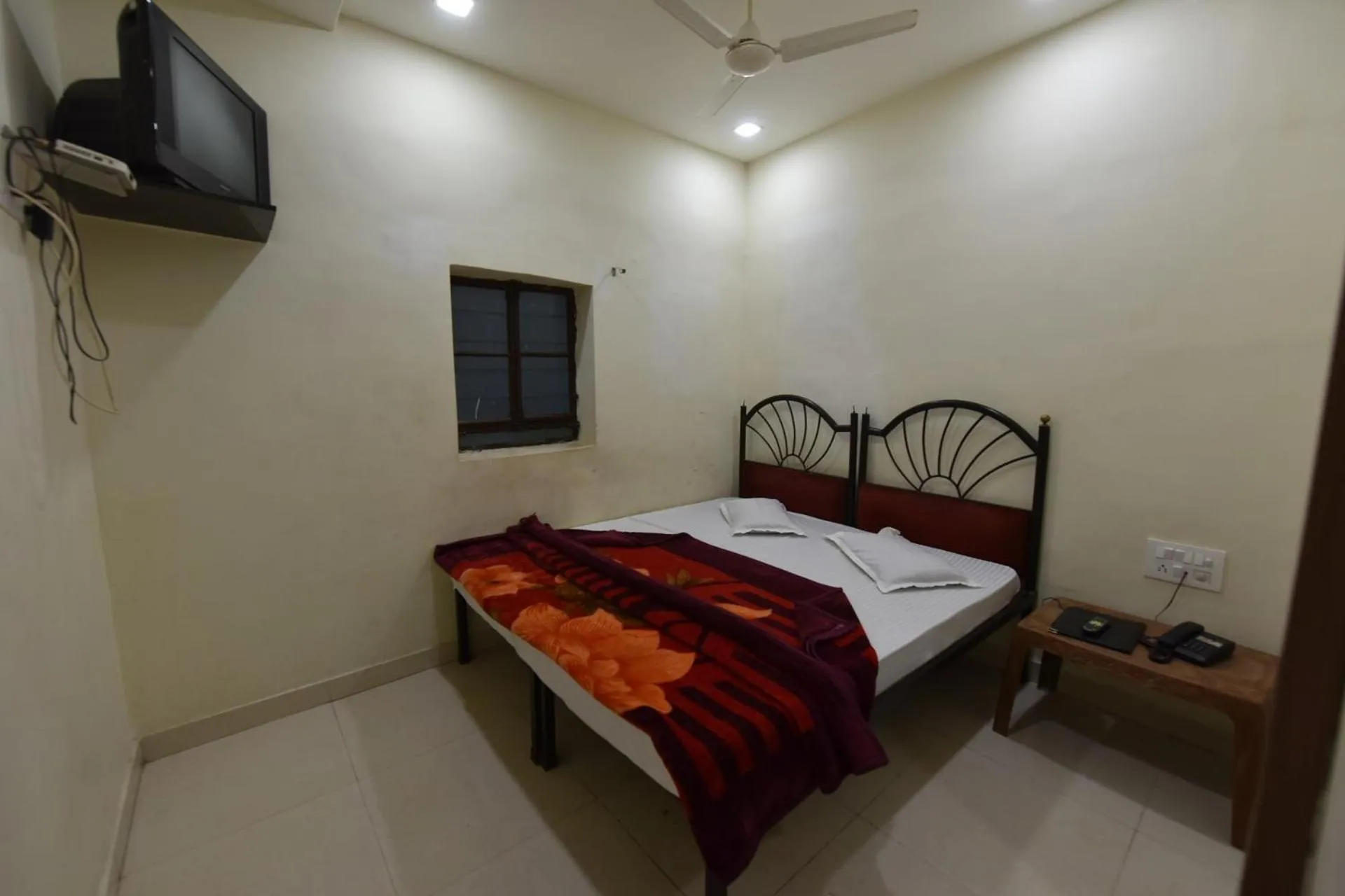 Bed in BABA GUEST HOUSE AJMER