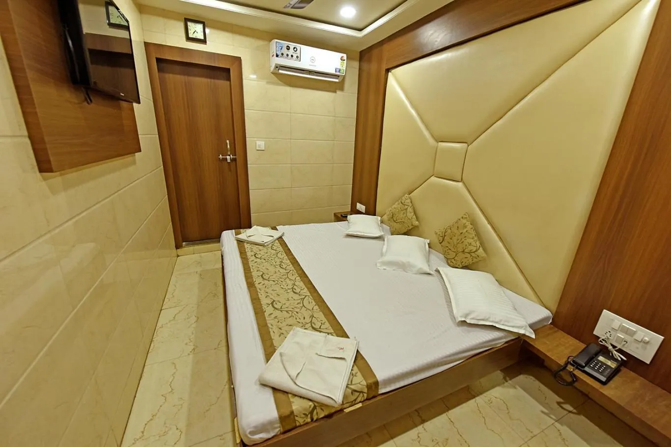 Bed in BABA GUEST HOUSE AJMER